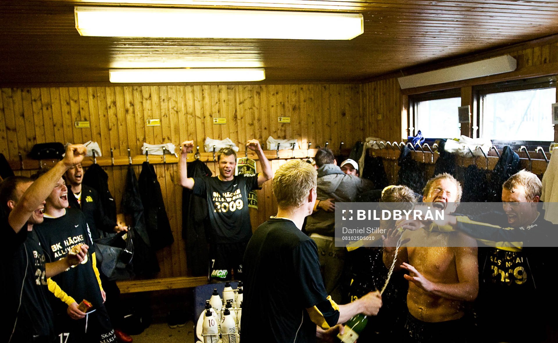 Champagne i Häckens omklädningsrum. Jubel, glädje