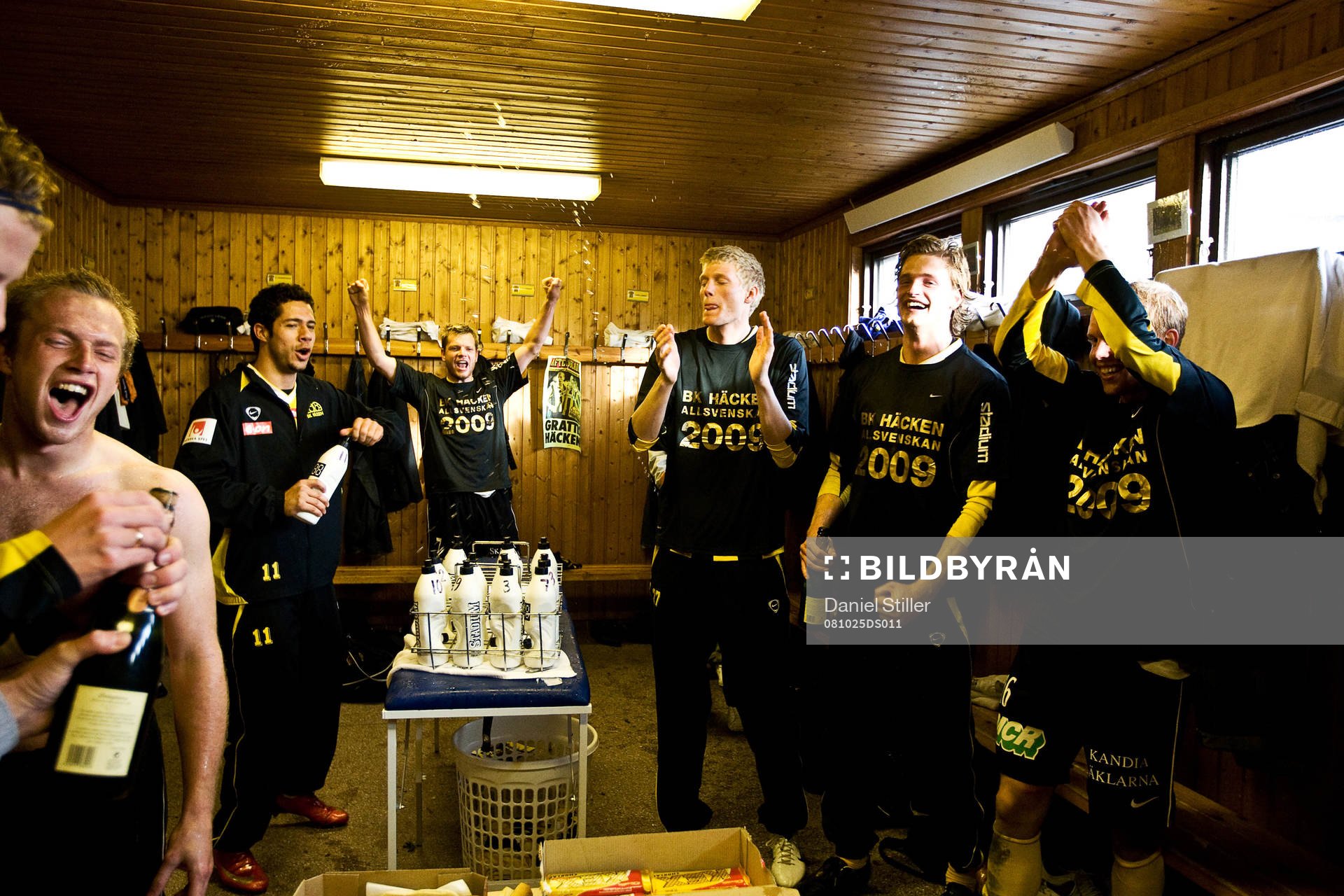 Champagne i Häckens omklädningsrum. Jubel, glädje