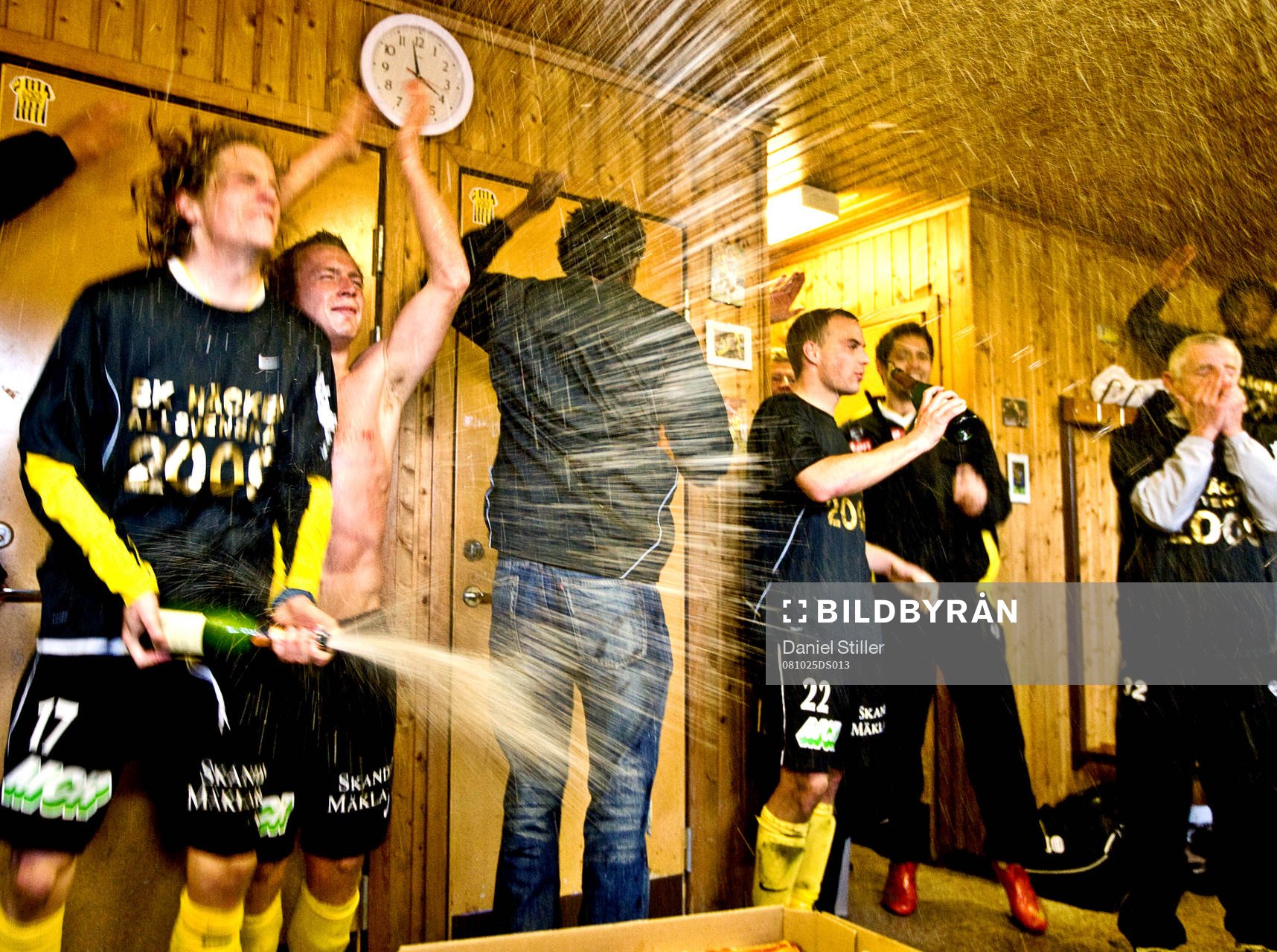 Champagnen flödar i omklädningsrummet. Jubel, glädje