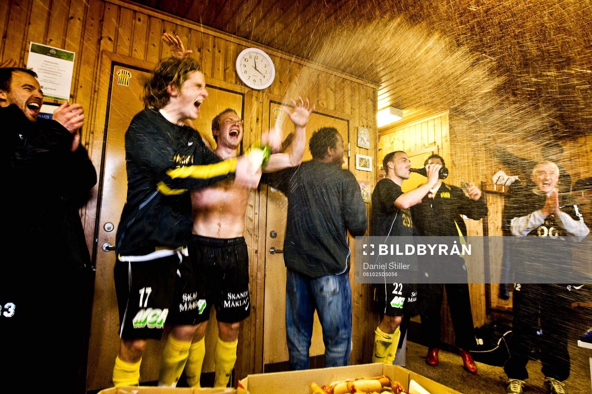 Champagne i Häckens omklädningsrum. Jubel, glädje