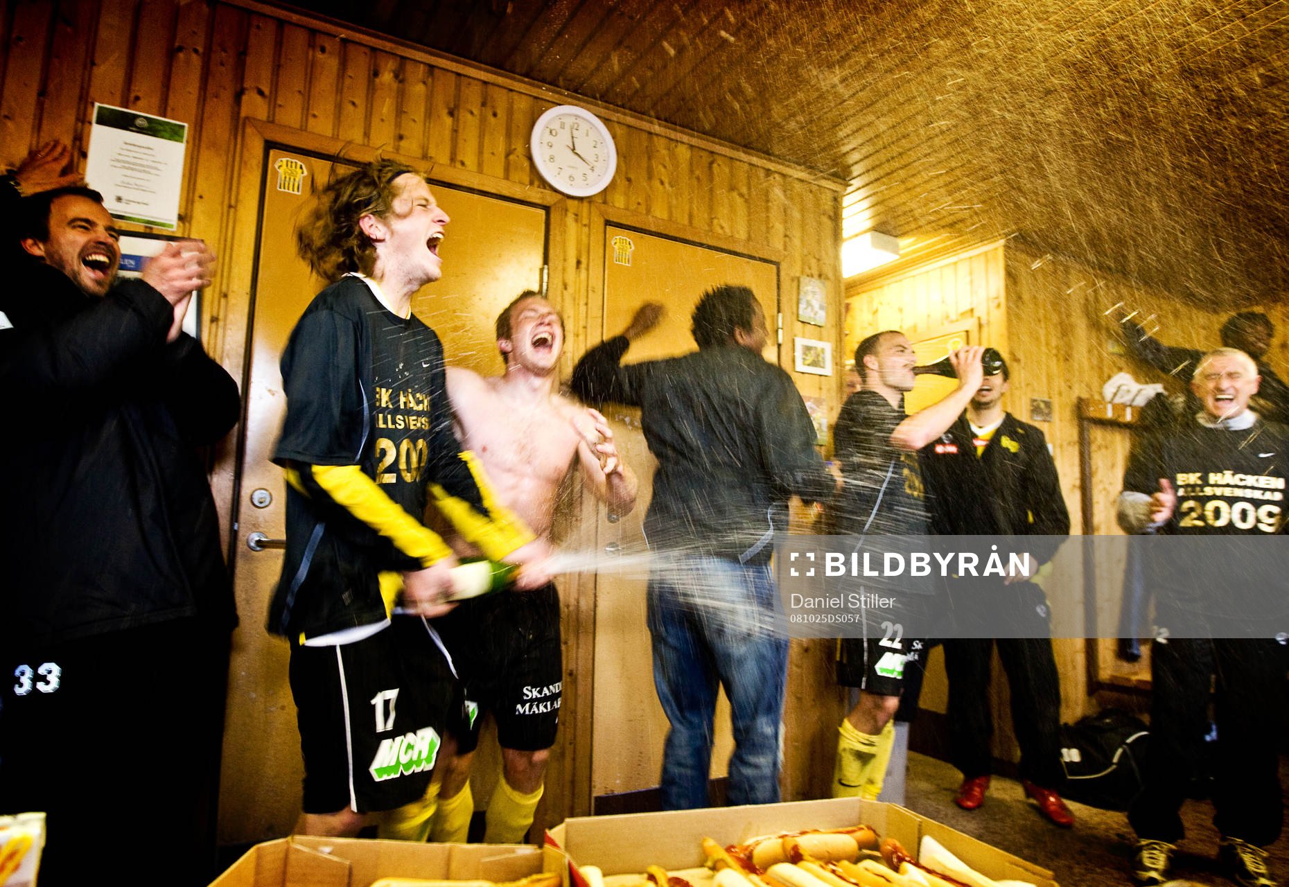 Champagne i Häckens omklädningsrum. Jubel, glädje