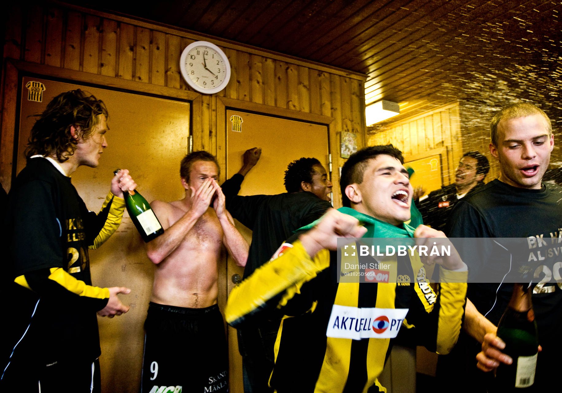 Champagne i Häckens omklädningsrum. Jubel, glädje