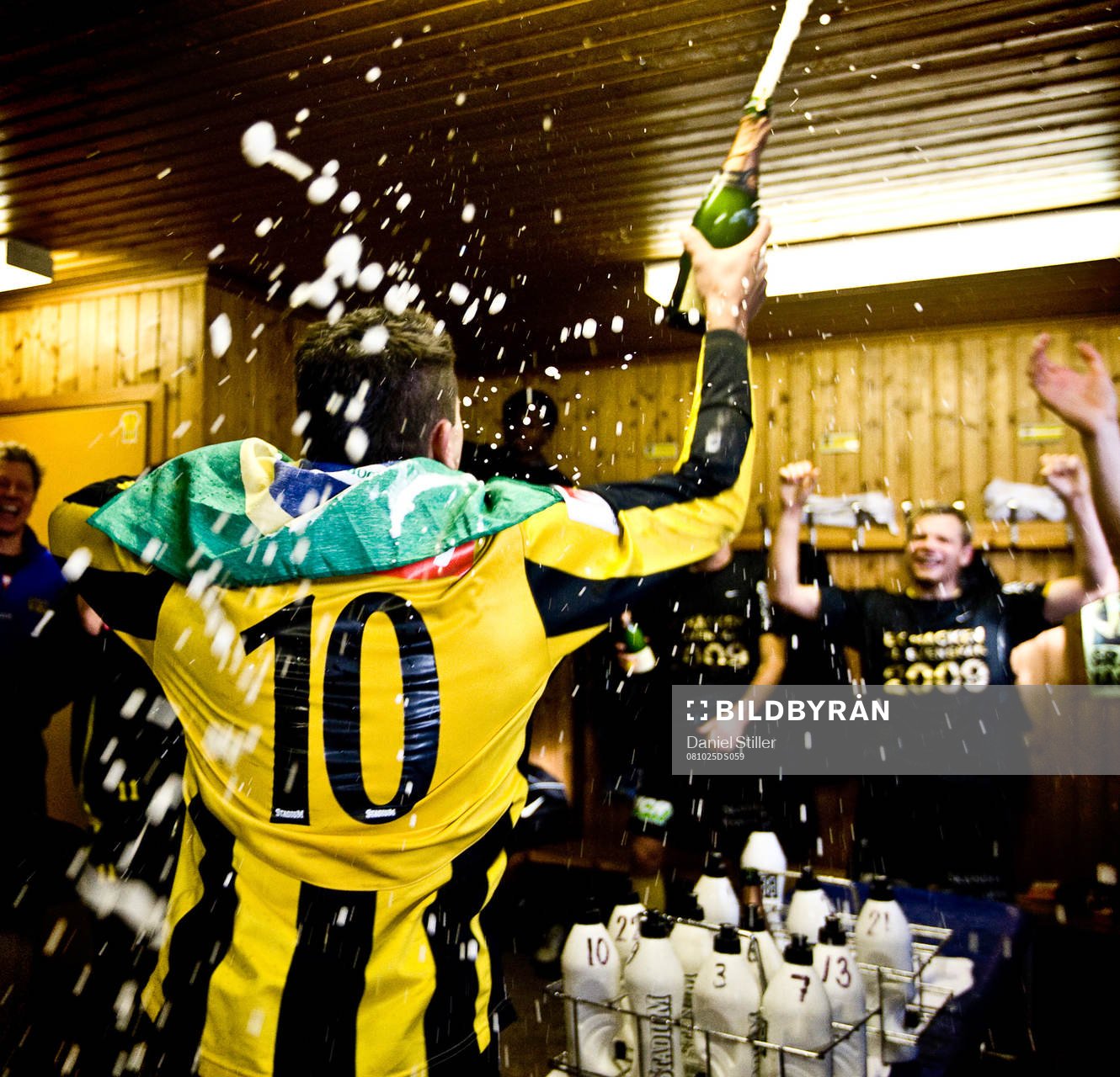 Champagne i Häckens omklädningsrum. Jubel, glädje
