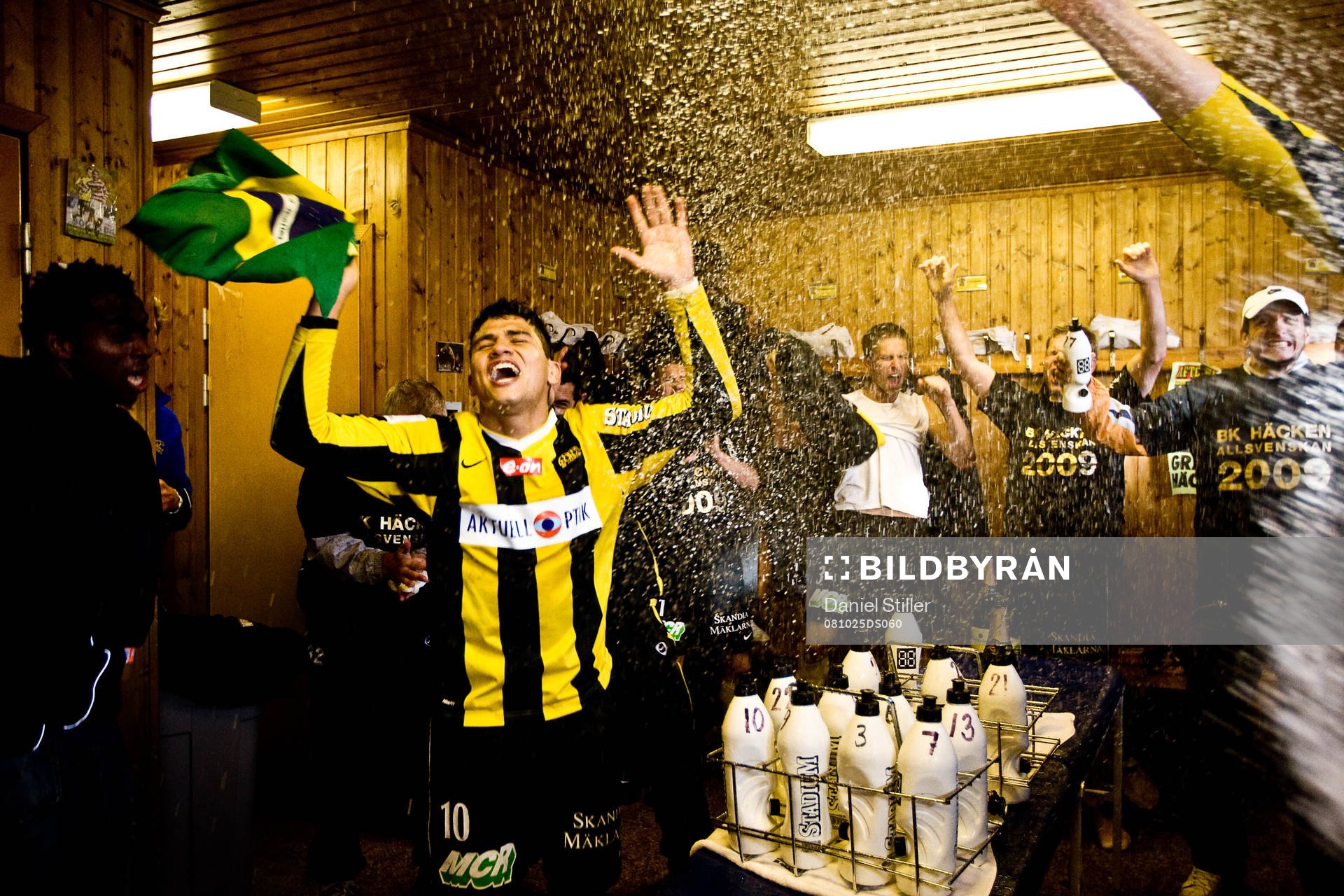 Champagne i Häckens omklädningsrum. Jubel, glädje