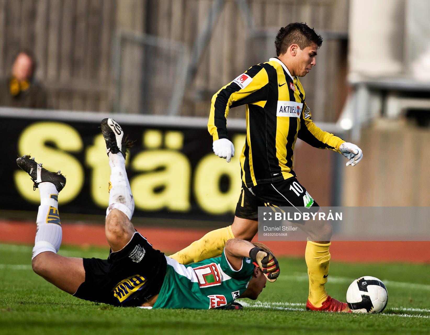 Paulinho, Häcken, rundar Sebastian Karlsson, målvakt