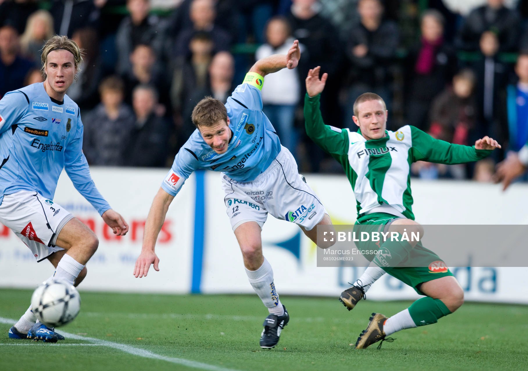 Daniel Bernhardsson, Gefle, sliter för bollen mot Haris