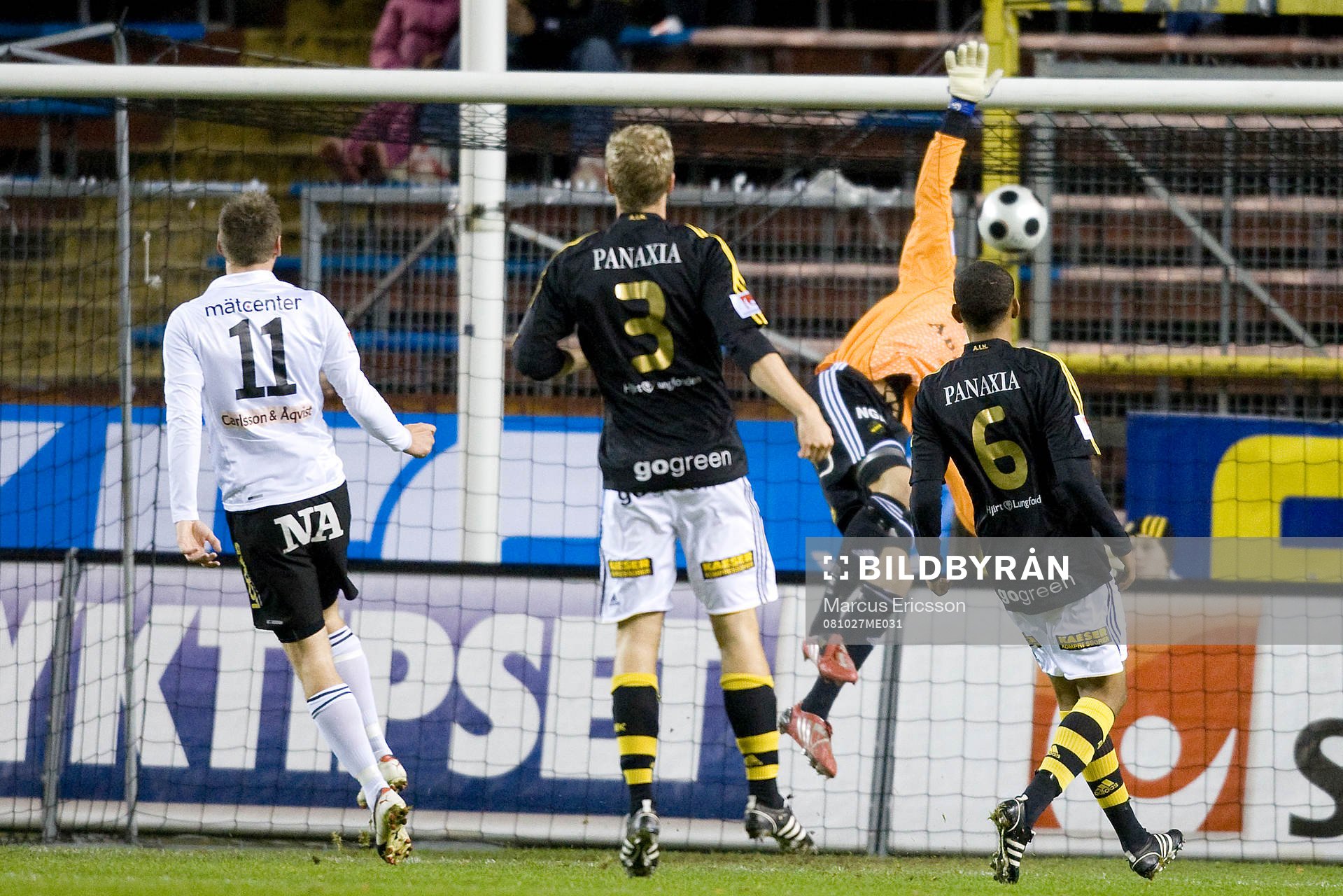 Stefan Rodevåg, Örebro, flippar bollen över Tomi
