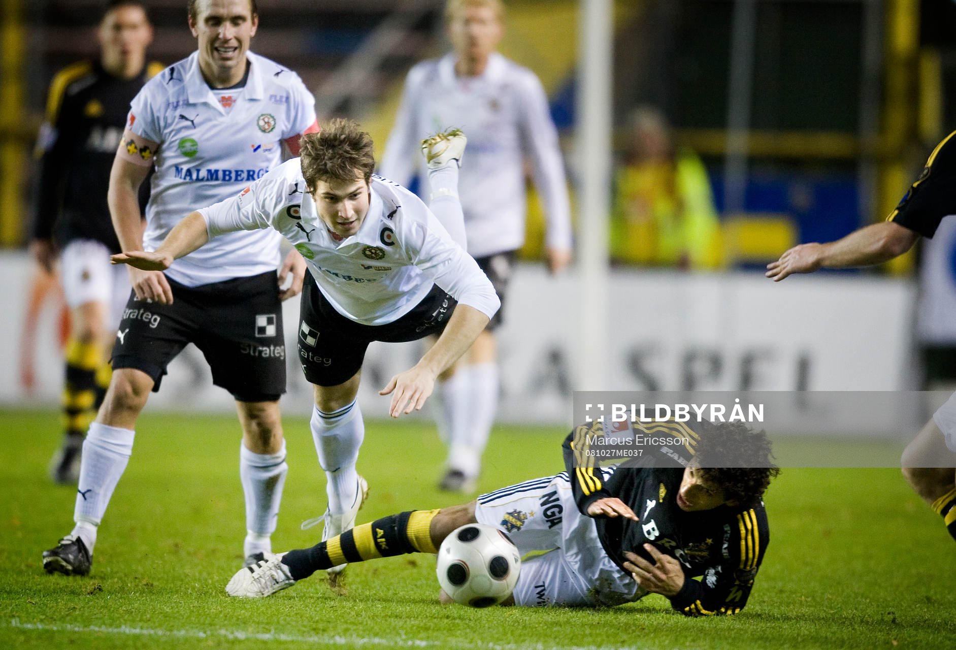 Robert Walker, Örebro, flyger över Jorge Ortíz, AIK