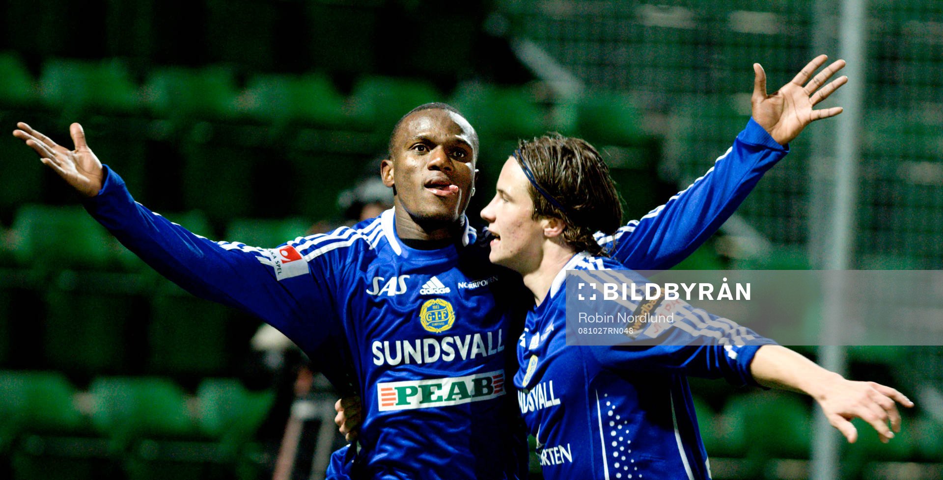 Robert Mambo Mumba jubel med Linus Hallenius