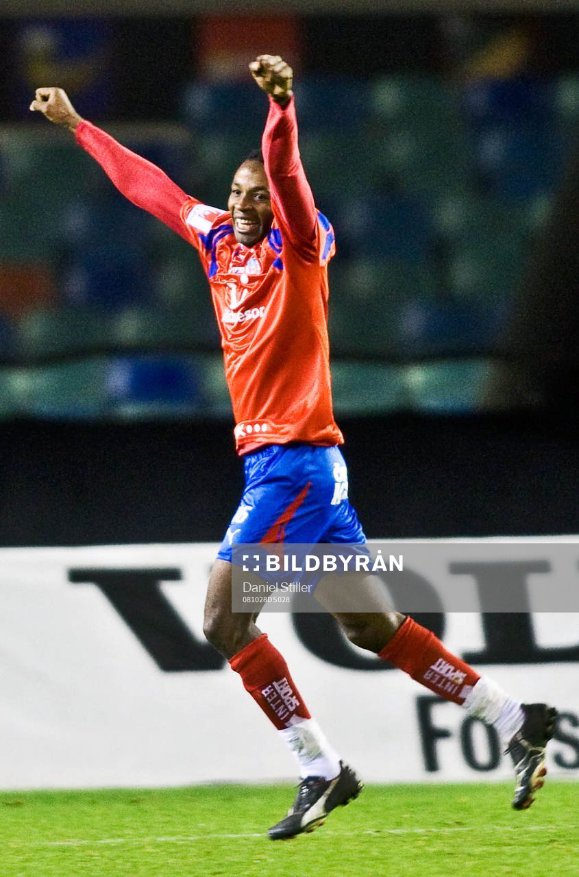  René Makondele, gör 2-0. Jubel