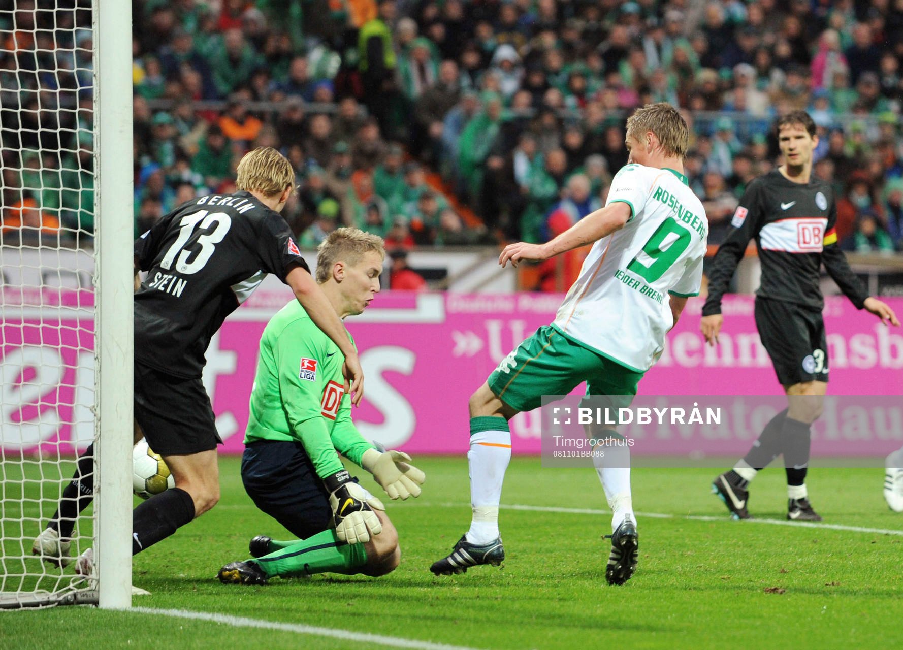  Markus Rosenberg, Bremen, gör mål. Marc Stein, målvakt.