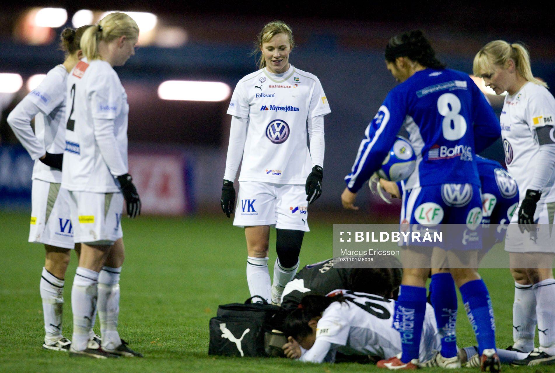 Johanna Frisk vandrar fram till Marta da Silva som ligger