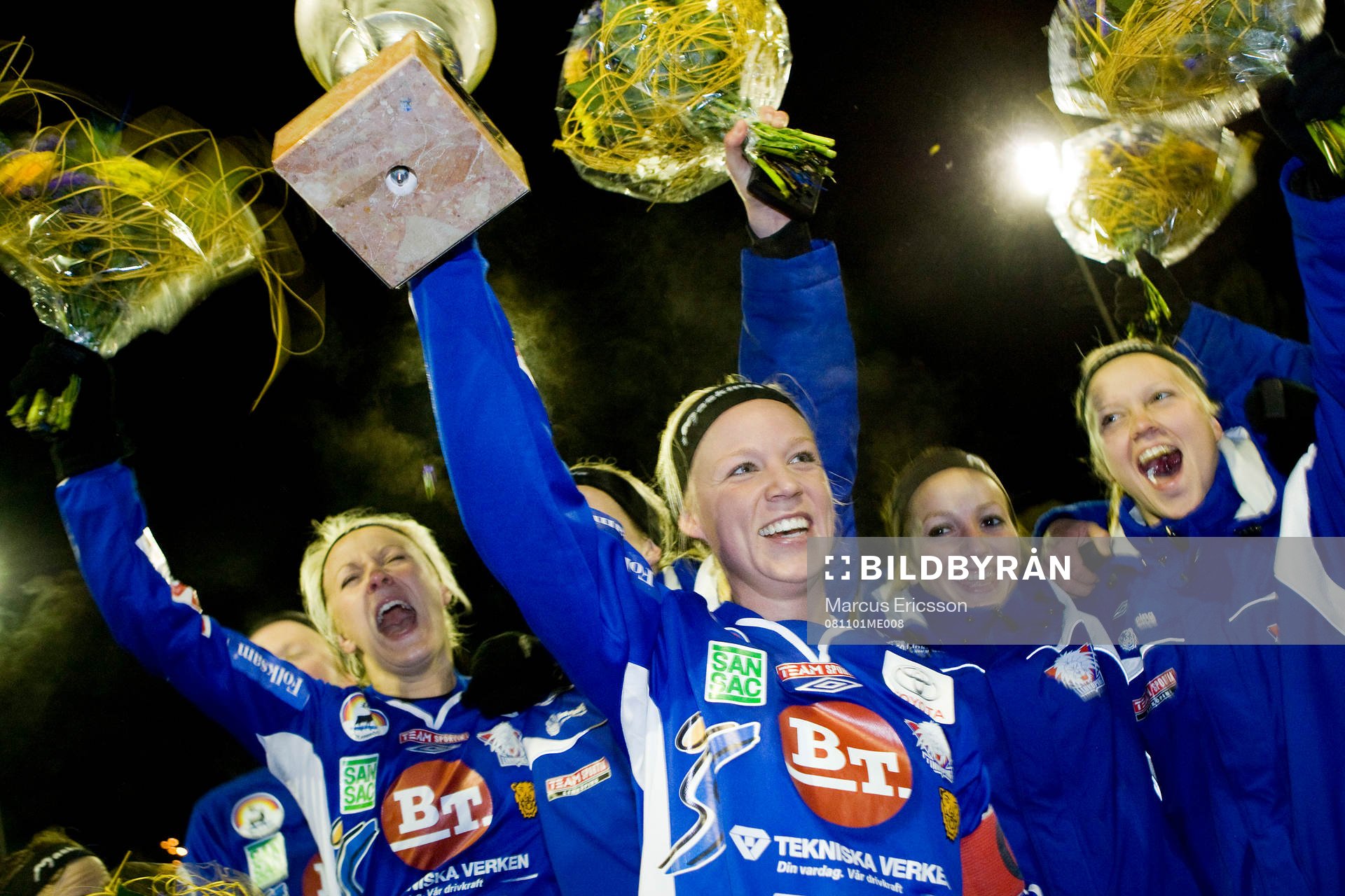 Caroline Seger lyfter pokalen