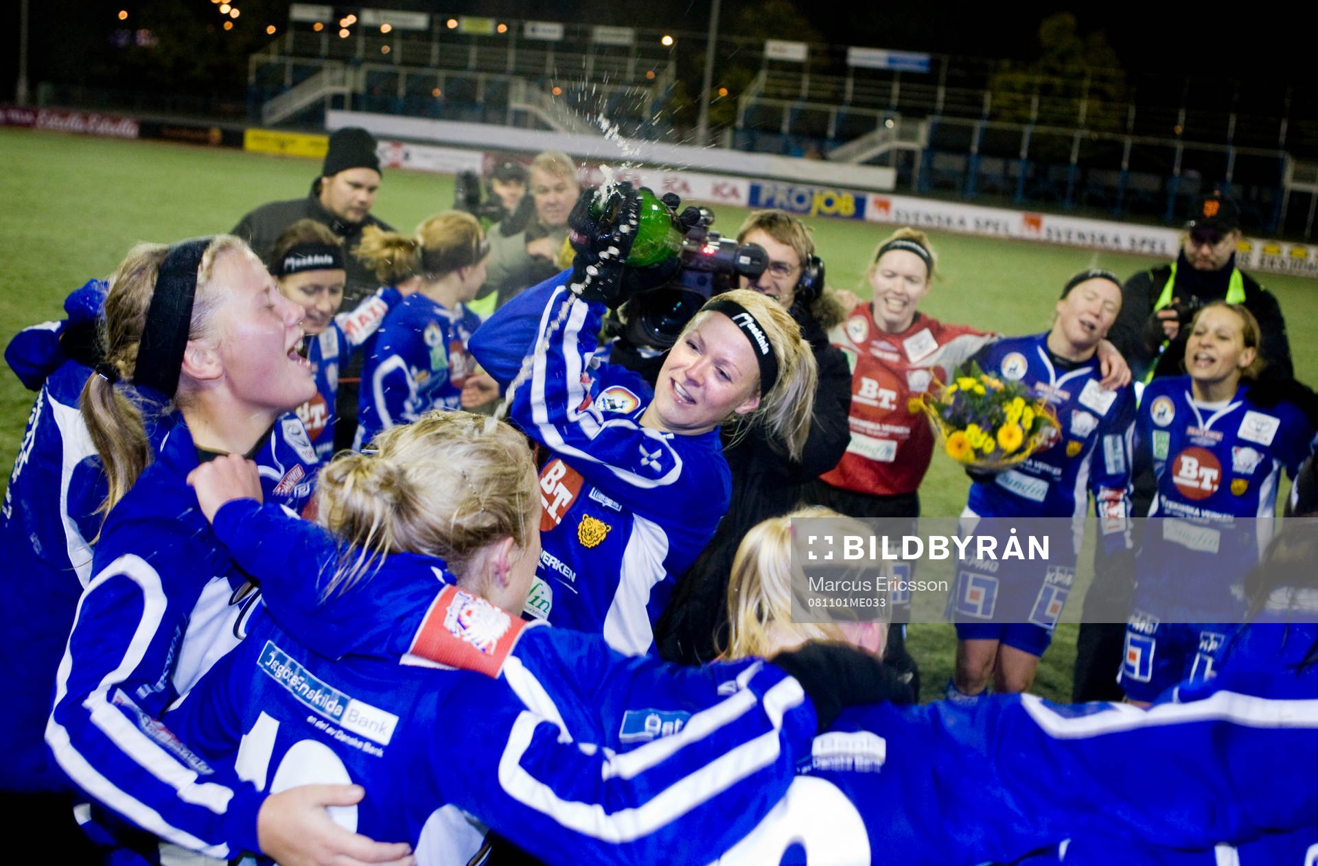 Josefine Öqvist firar med sitt lag. Jubel, glädje