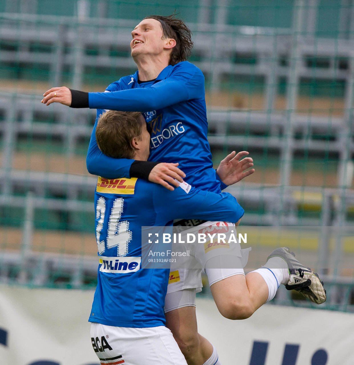 Kristian Haynes kastar sig i famnen på Andreas Drugge