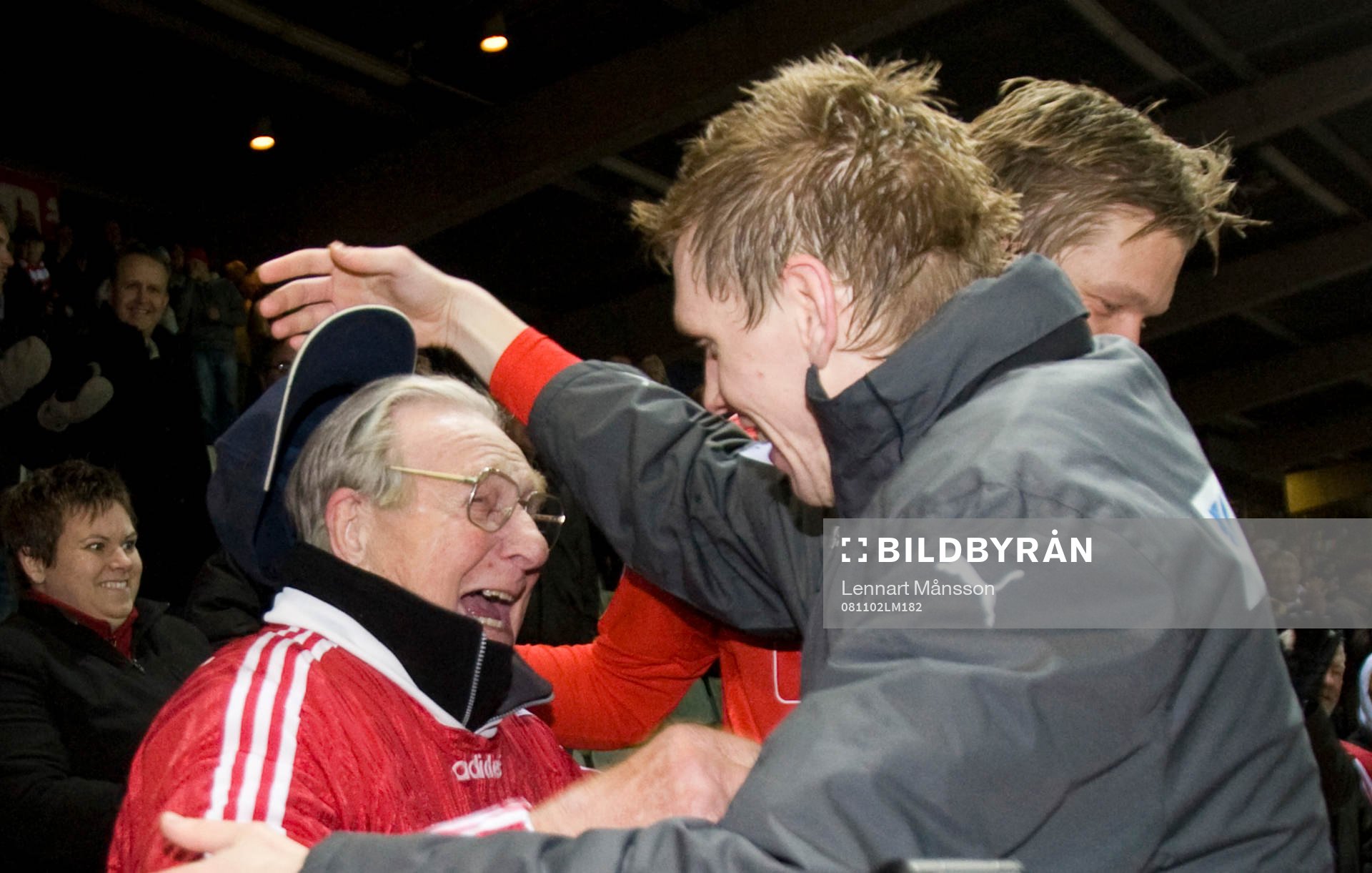 En supporter från Johansfors kramar bröderna Elm