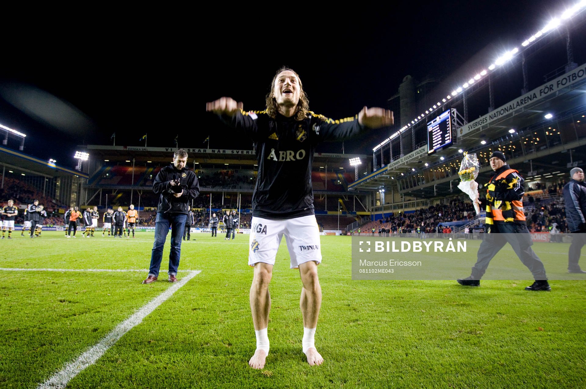 Mats Rubarth, AIK,  tackar publiken