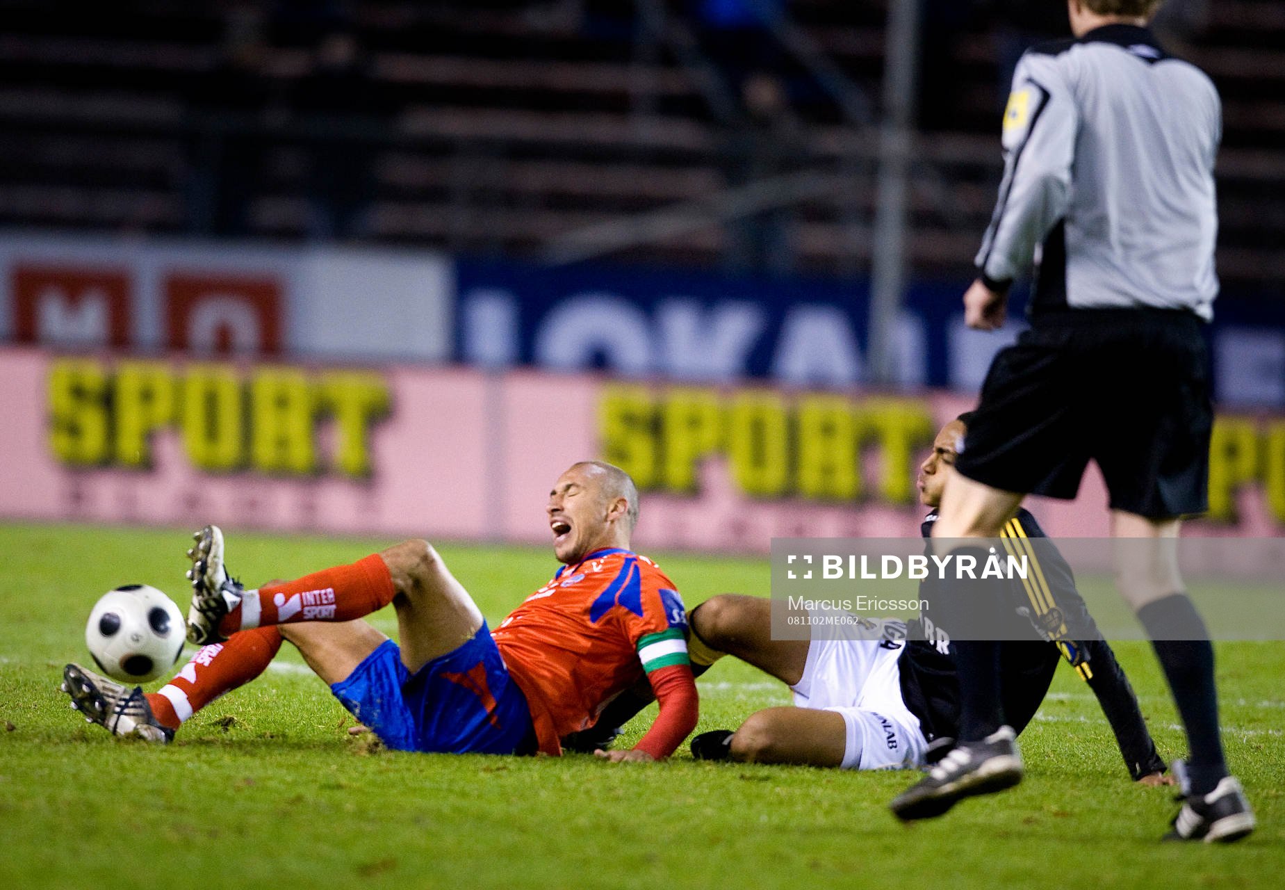 Henrik Larsson, Helsingborg, dras omkull