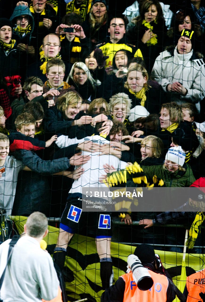 Johan Wiland, målvakt, Elfsborg, kramas om av klacken