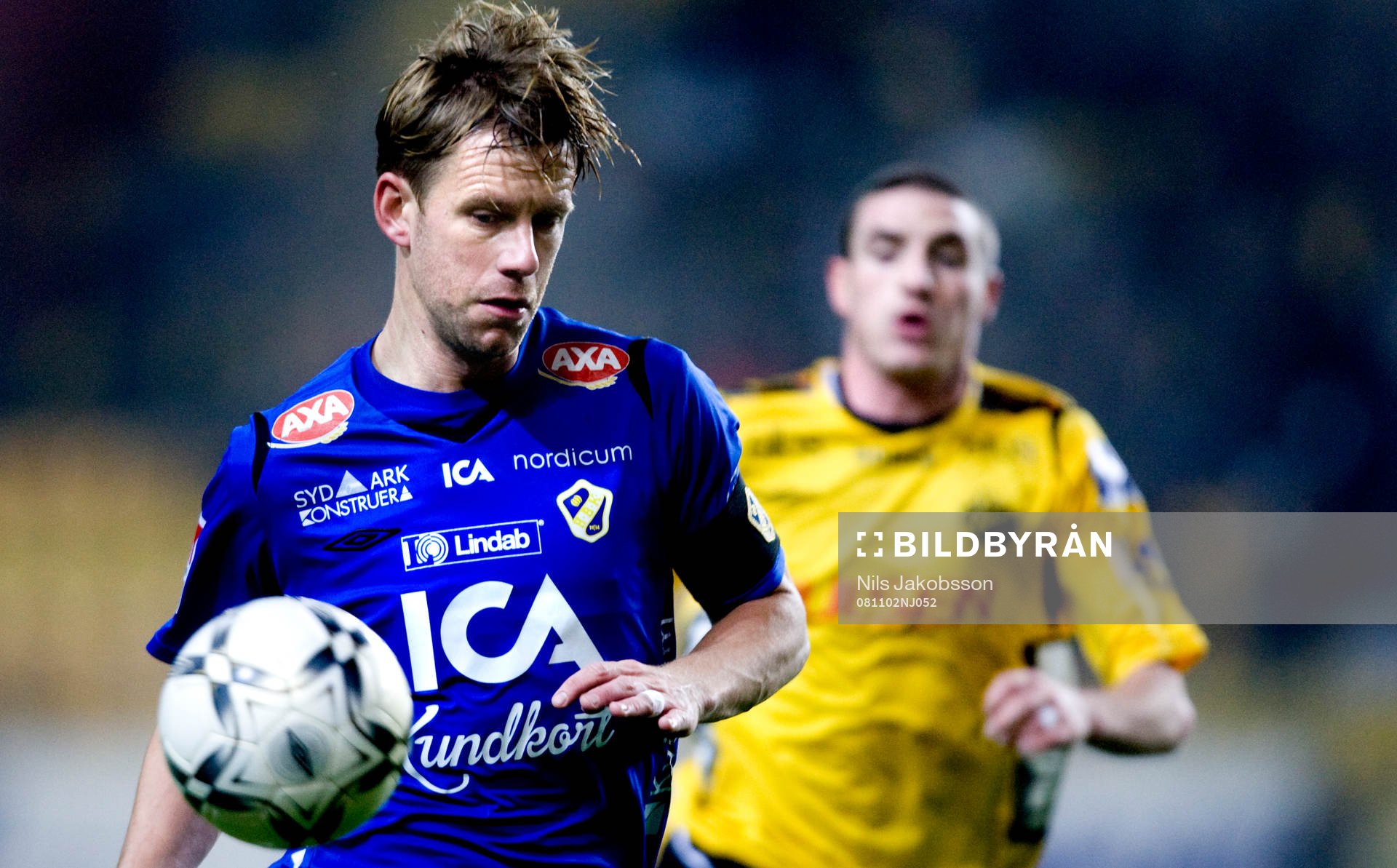 Tommy Jönsson, Halmstad,  jagas av James Keene, Elfsborg