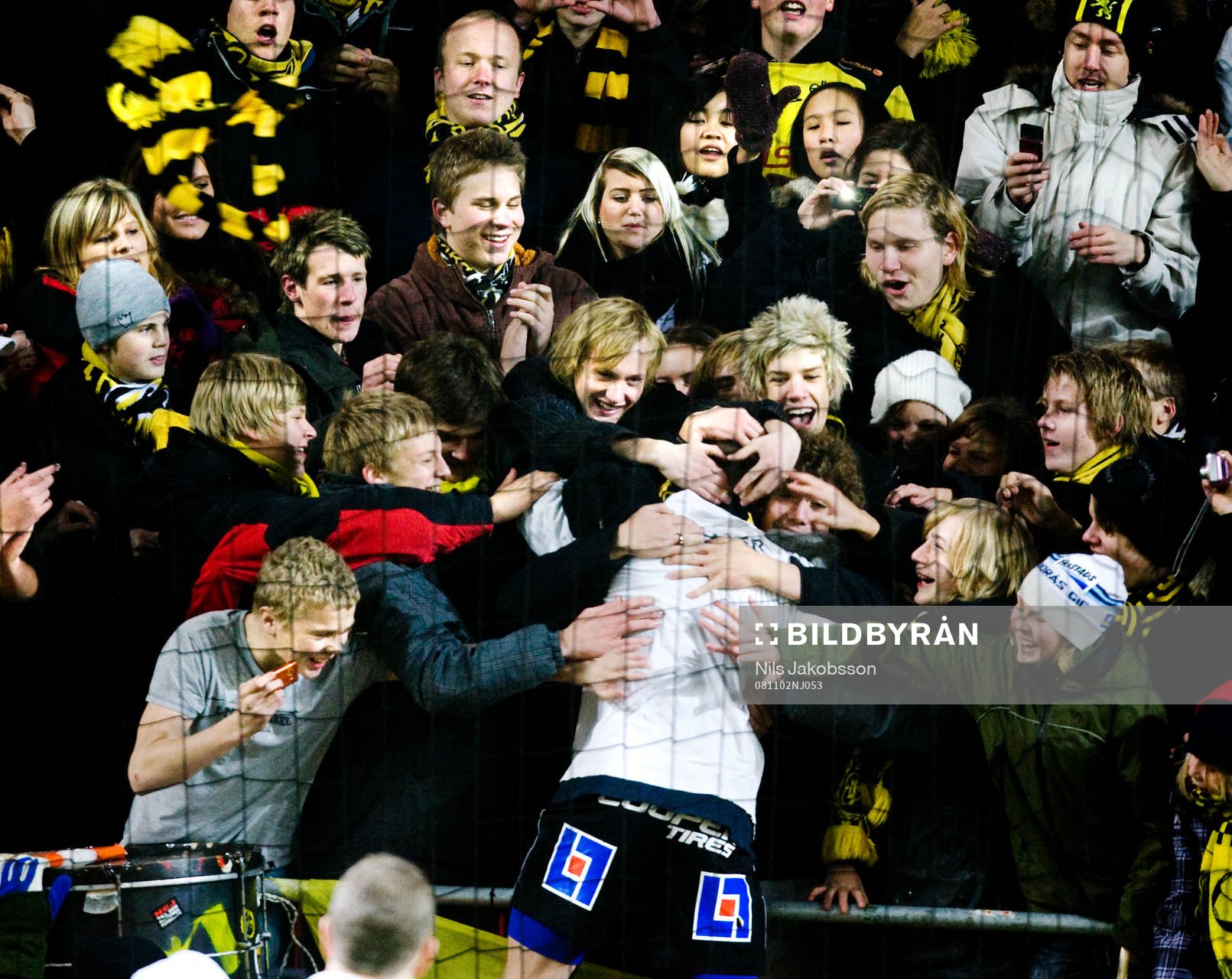 Johan Wiland, målvakt, Elfsborg, kramas om av klacken