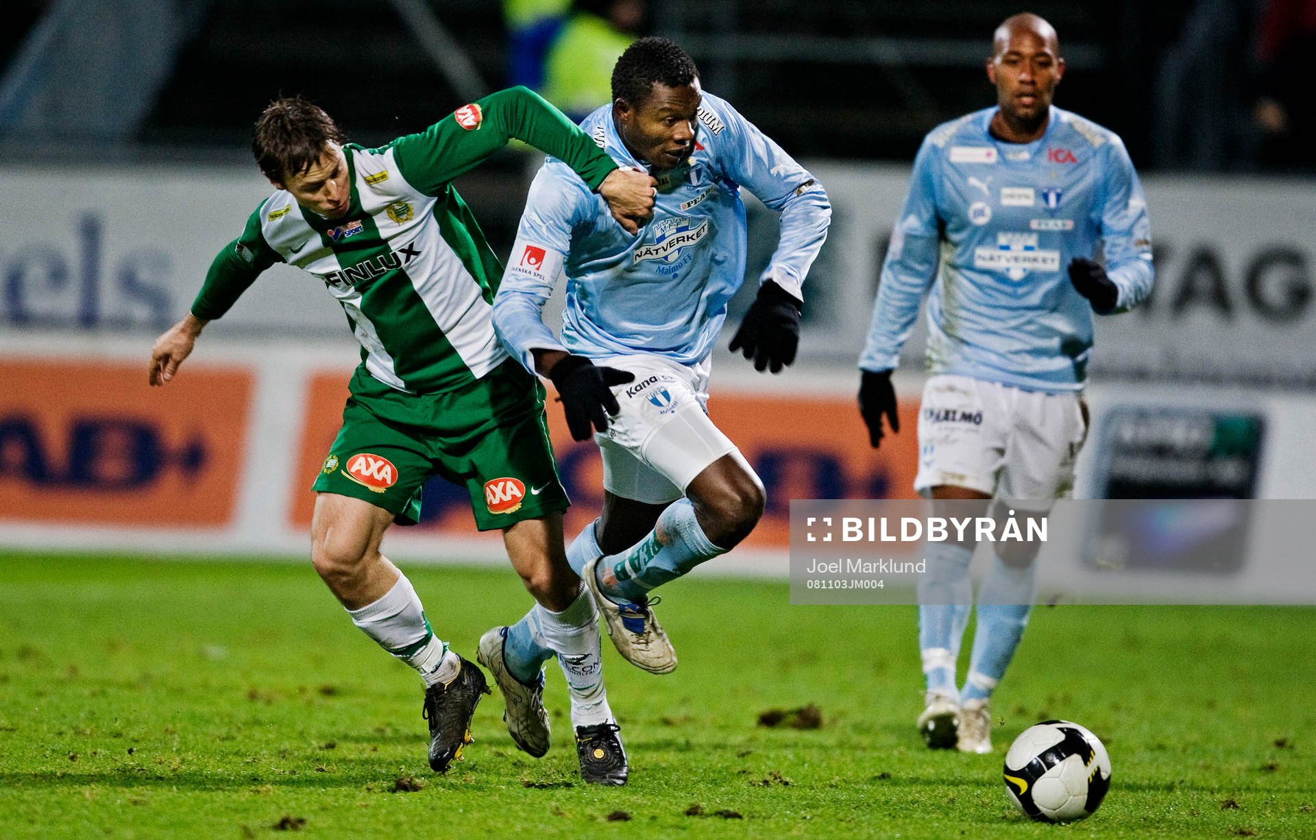David Johansson, Hammarby, drar i tröjan på Edward Ofere,