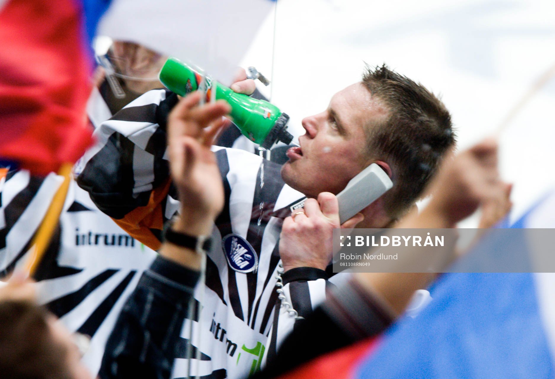 Domare Marcus Vinnerborg dricker lite vatten medan han