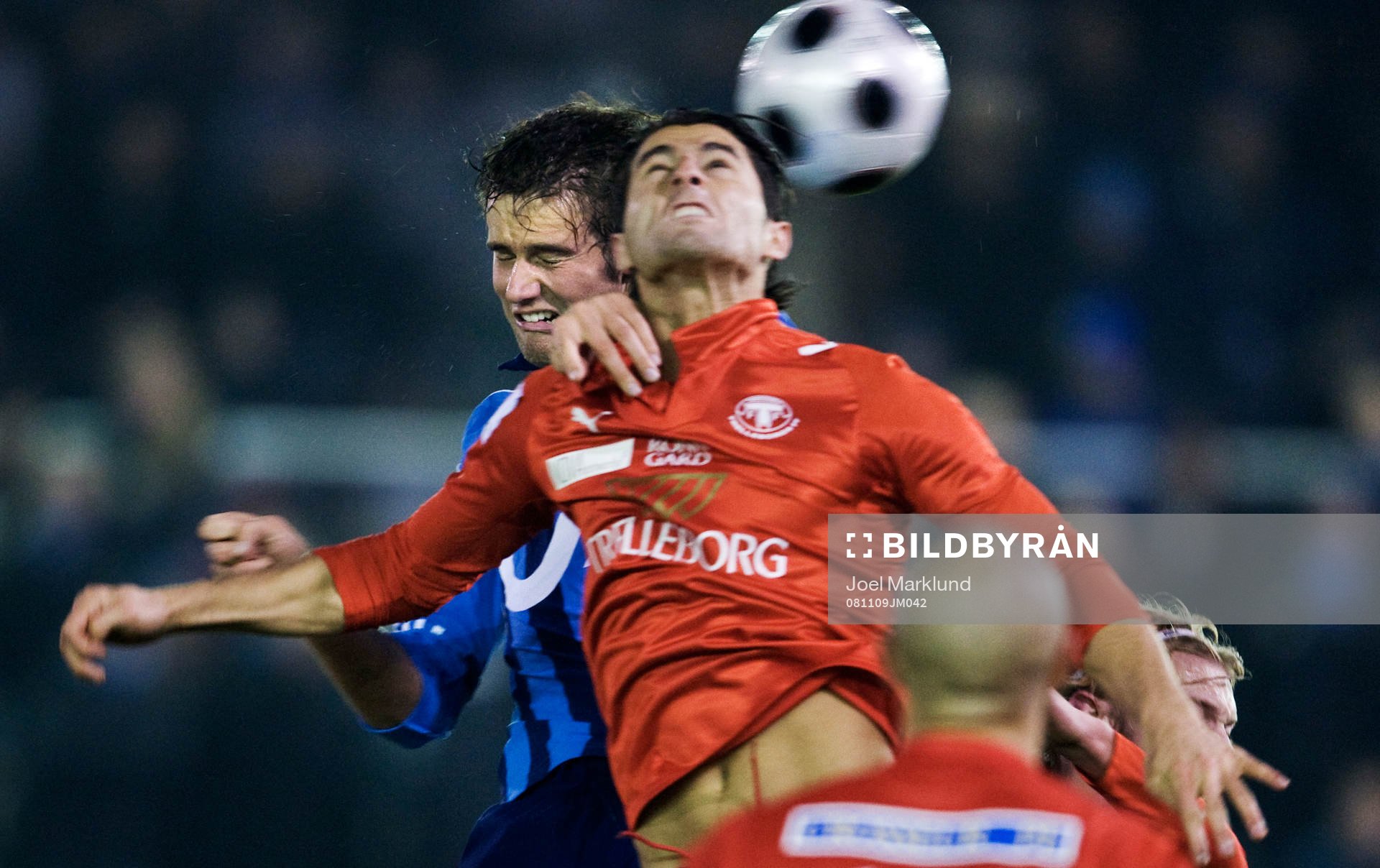  Mikael Dahlberg, Djurgården, i luftkamp mot Yousef Fakhro, Trelleborg.