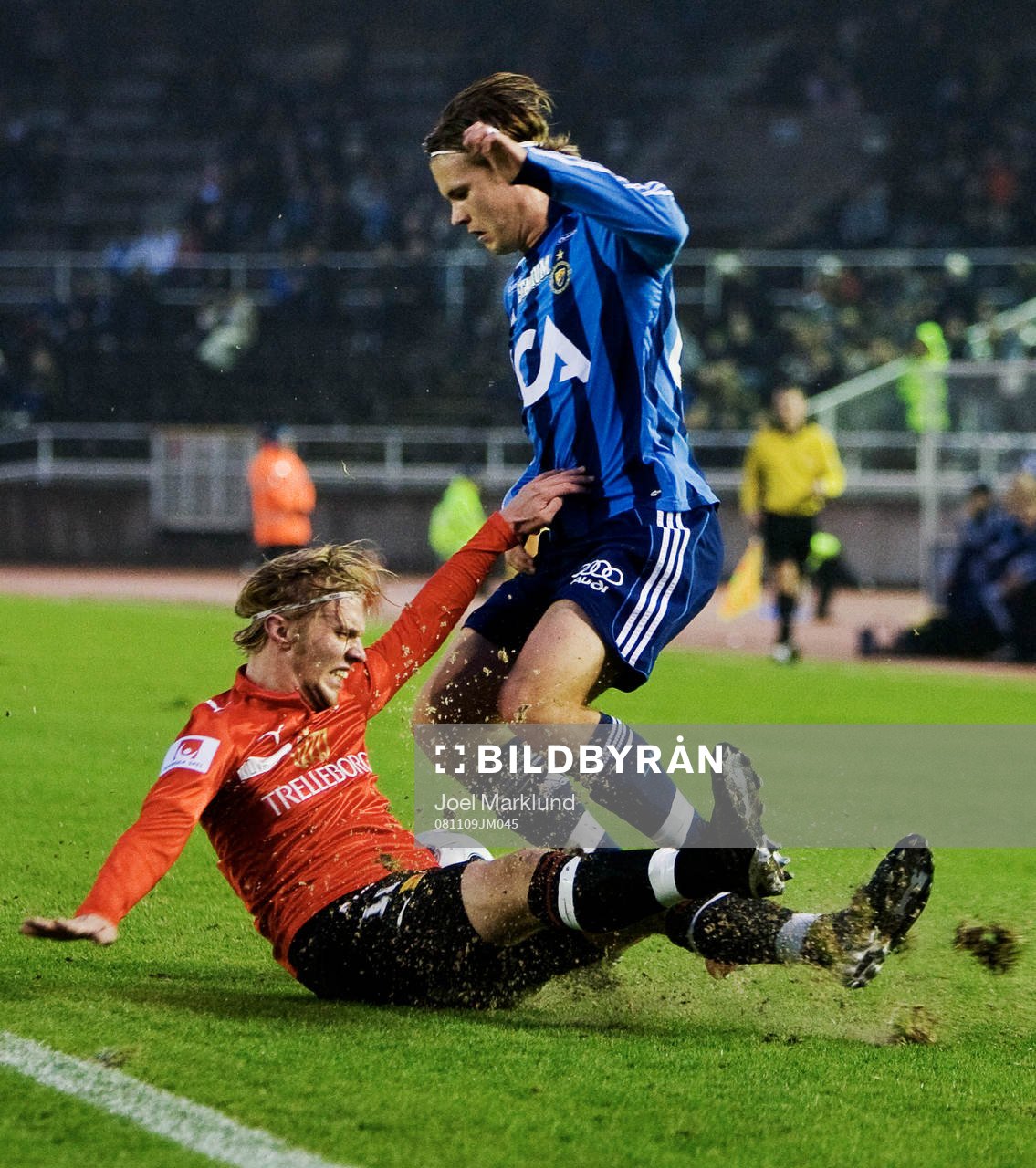Rasmus Östman, Trelleborg, stoppar Sebastian Rajalakso,