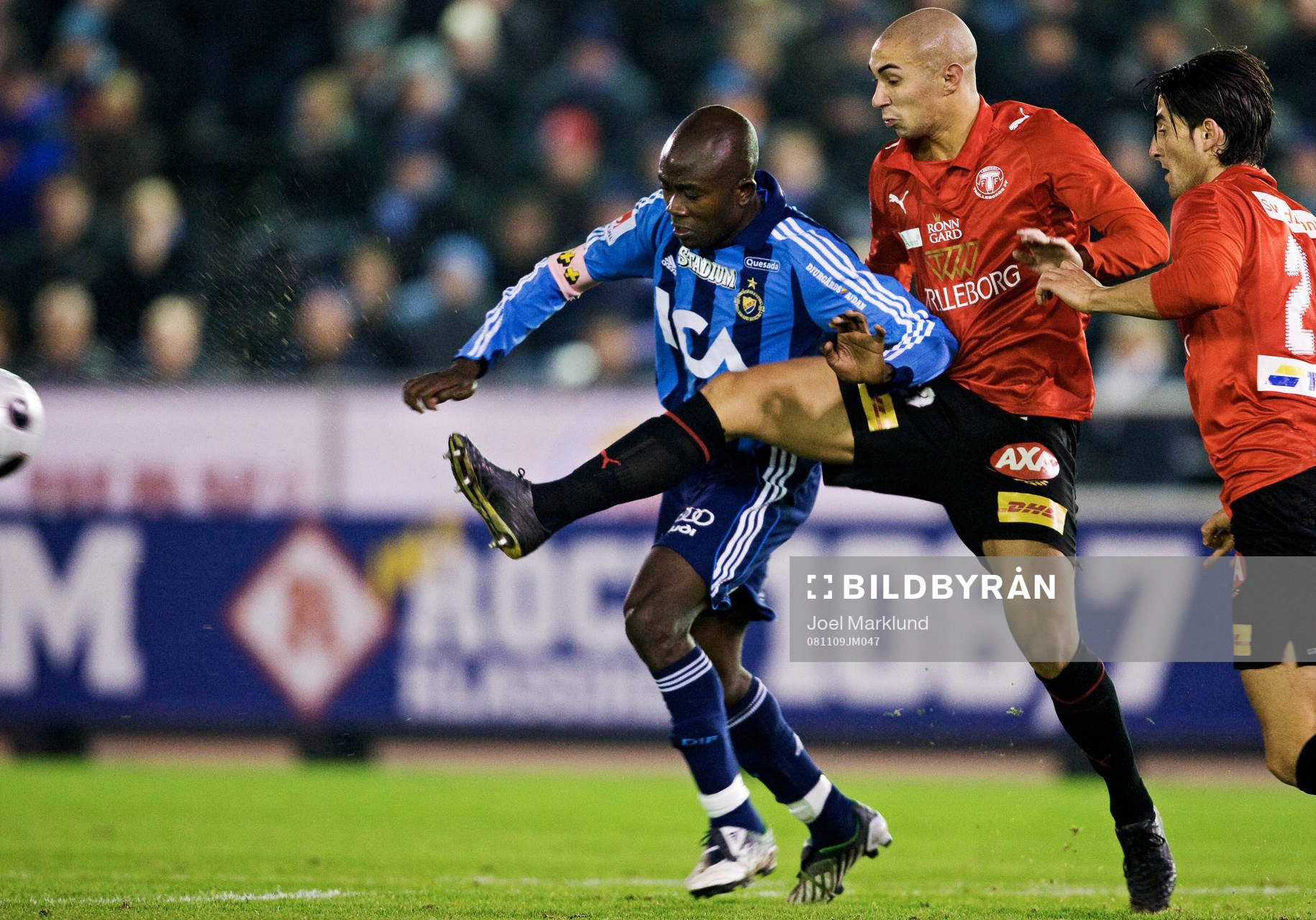 Max Fuxberg, Trelleborg, stoppar Jones Kusi Asare,