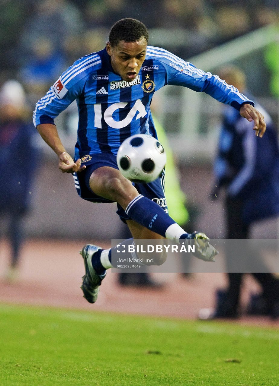  Thiago Quirino Da Silva, tar ner en crossboll.