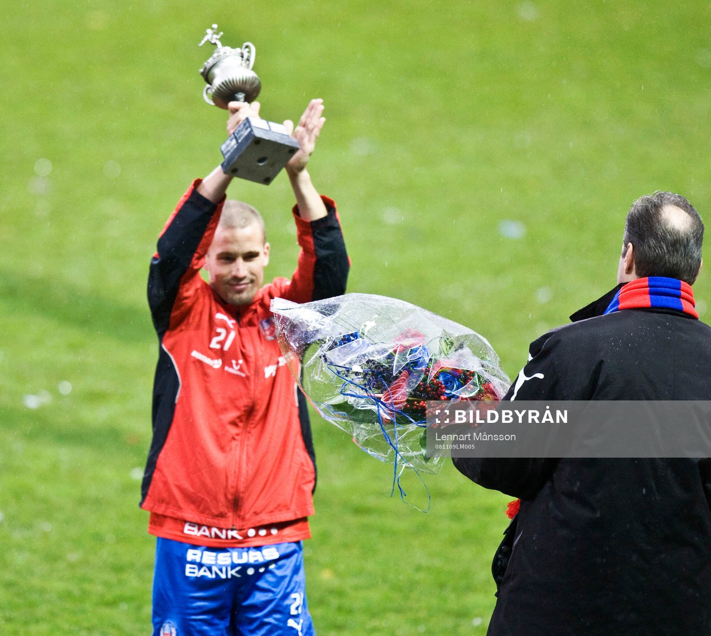 Christoffer Andersson, erhålller blommor och pokal