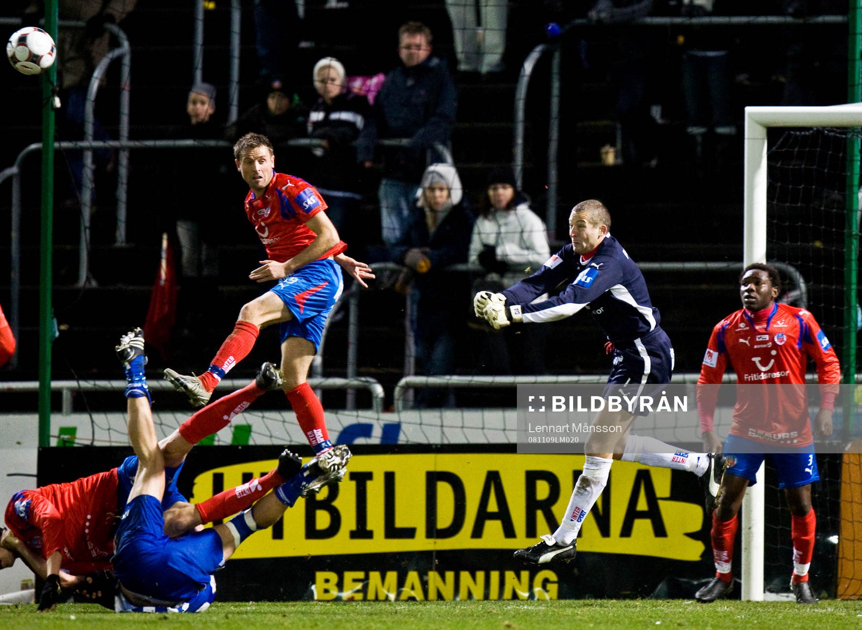 Daniel Andersson, målvakt, boxar ut bollen. Erik
