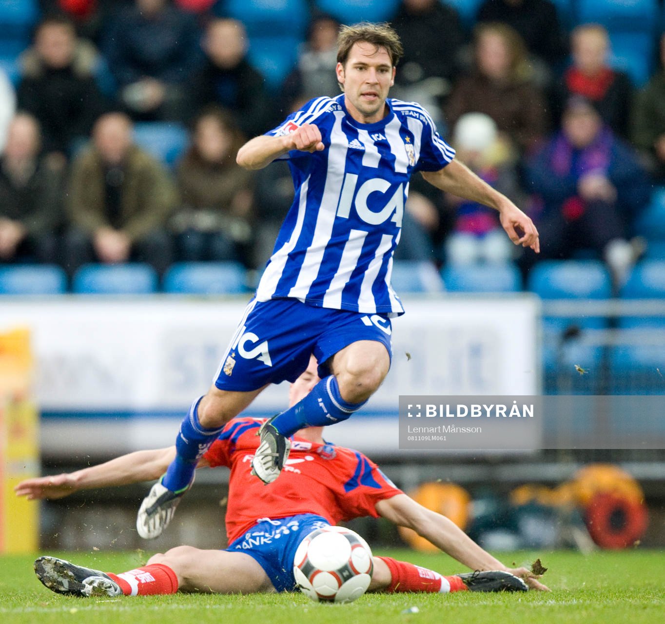 Marcus Bergholtz glidtacklar Stefan Selakovic
