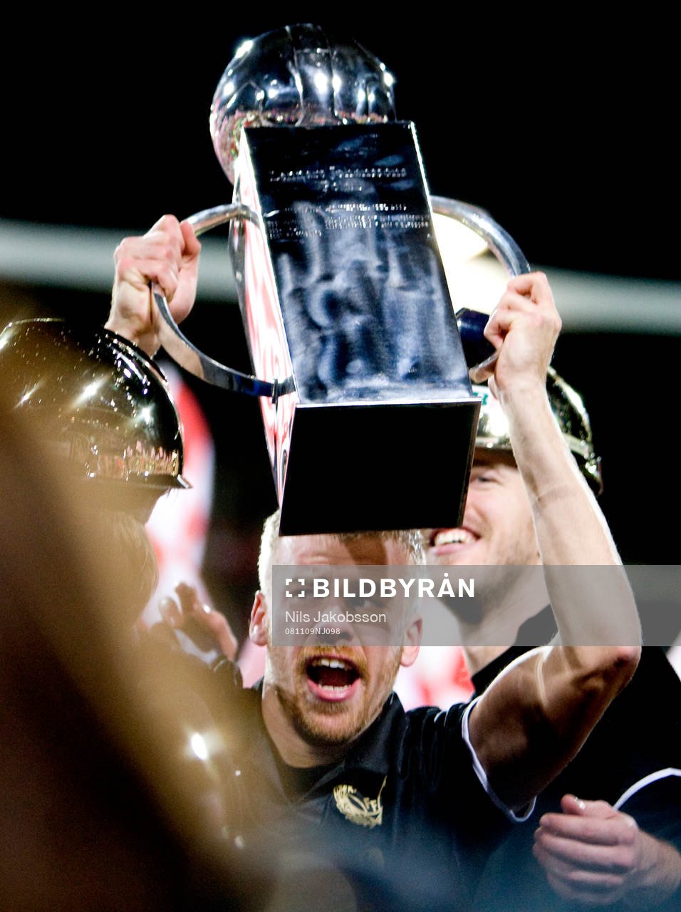 Mikael Eklund, med pokal, jubel. Svenska Mästare, SM-guld,