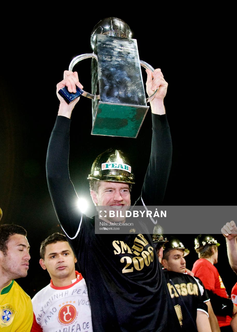 Joachim Lantz, med pokalen, jubel. Svenska Mästare 2008,