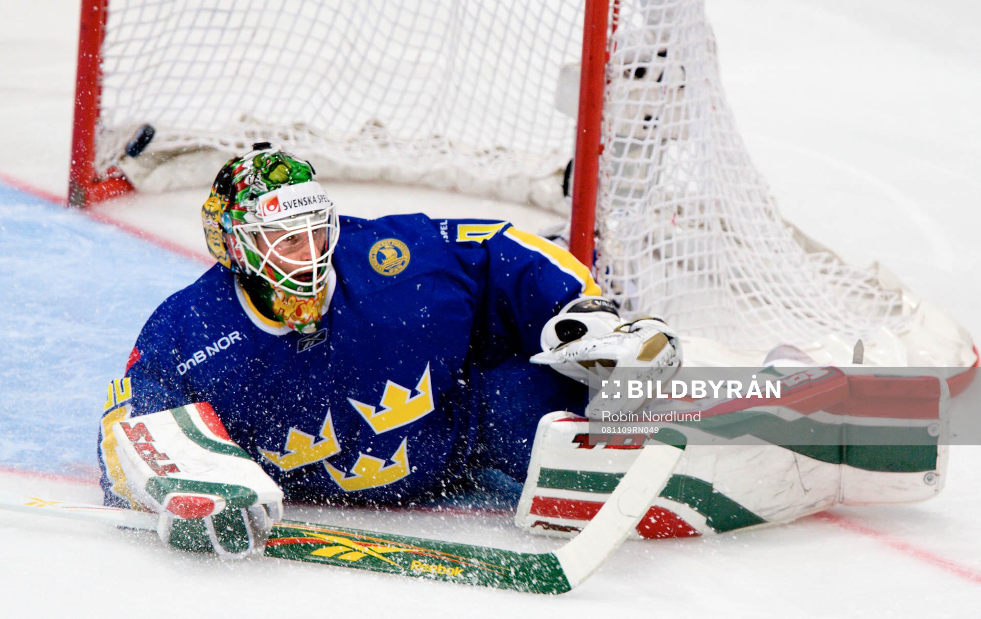 Johan Holmqvist, Målvakt, med pucken bakom sig som blev