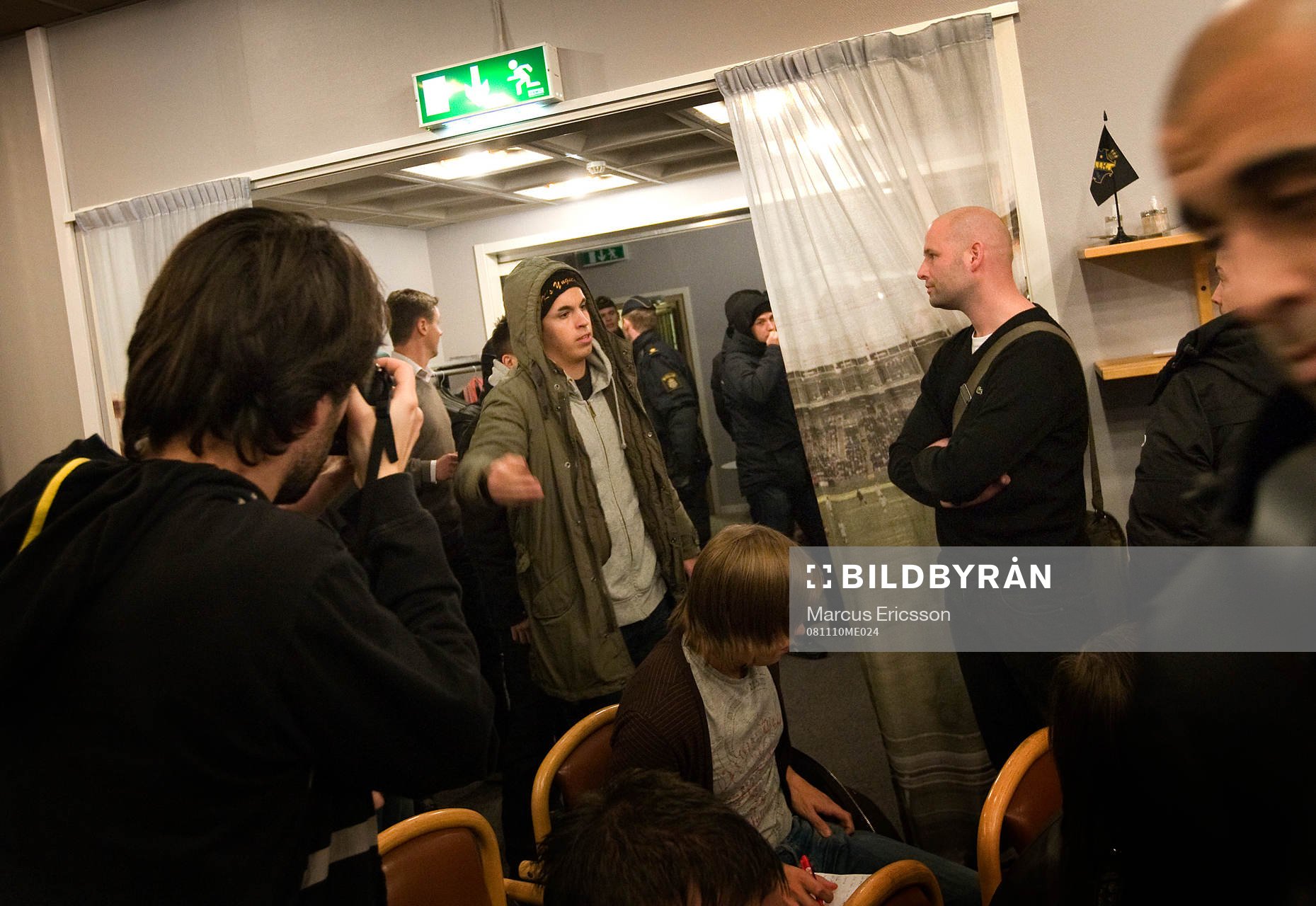 Supportrar tar sig in på presskonferensen