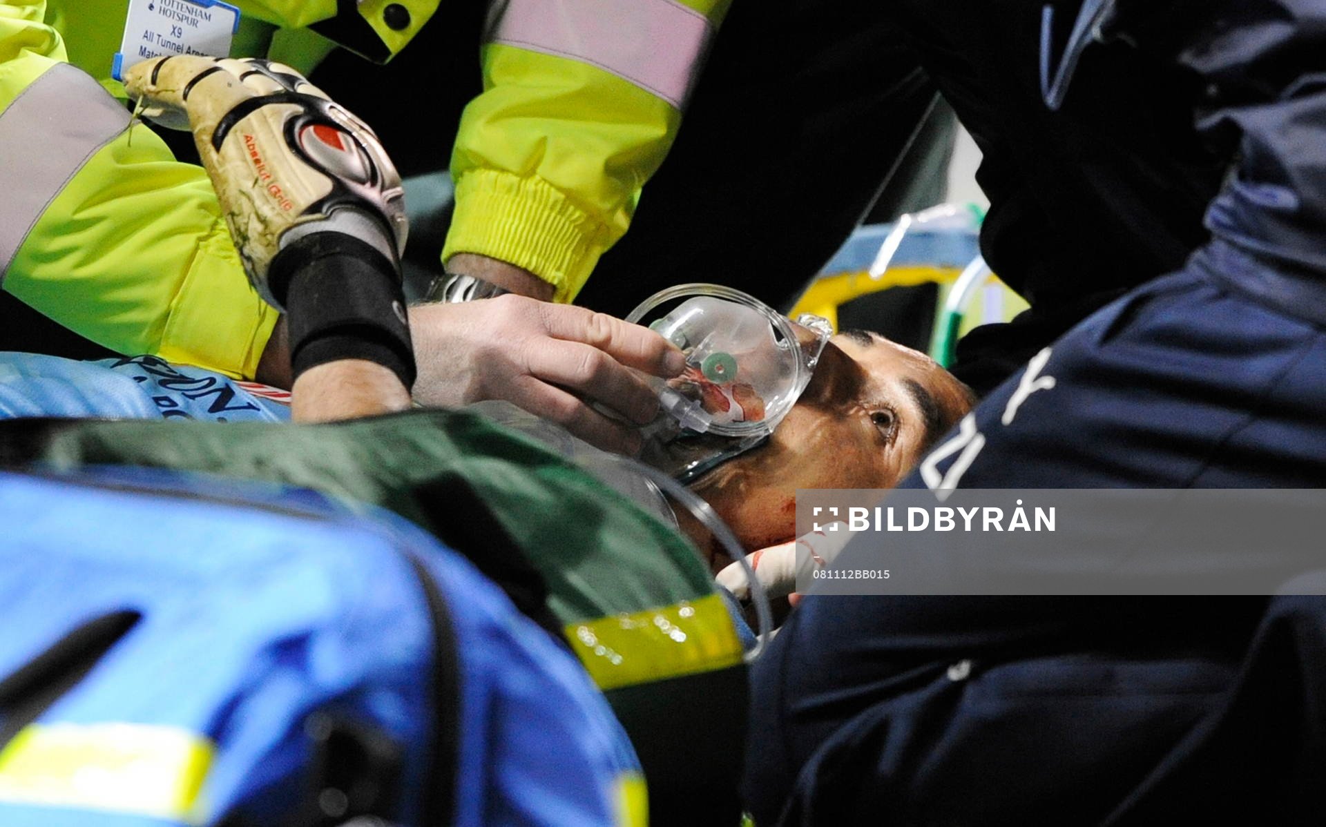  Heurelho Gomes, målvakt, Tottenham, får läkarvård. Skada.