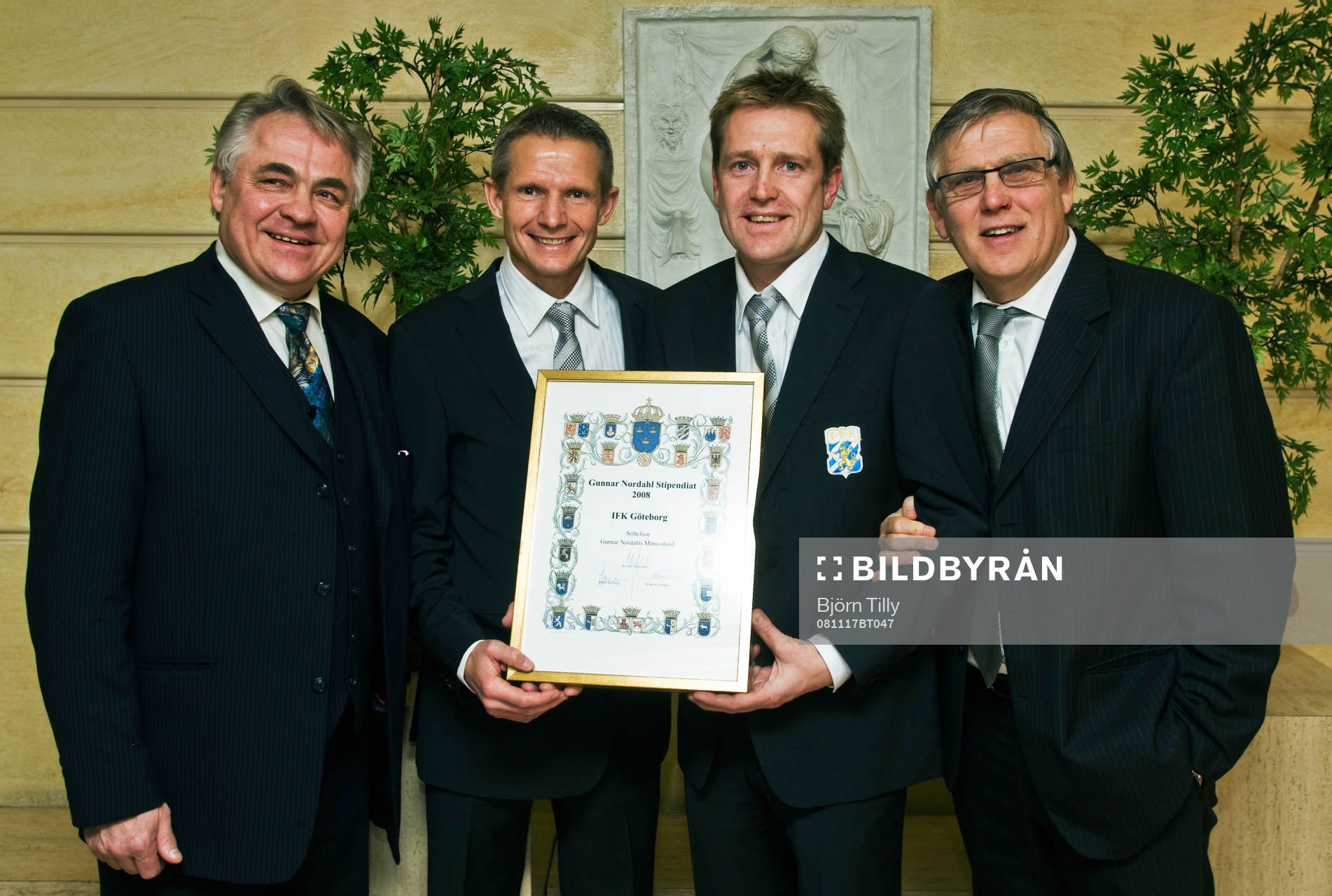 IFK Göteborg fick årets Gunnar Nordahl stipendie. Fv, Bosse Berglind, Eijlert Björkma, IFK Göteborg, Sonny Carlsson, IFK Göteborg och Thomas Nordahl.