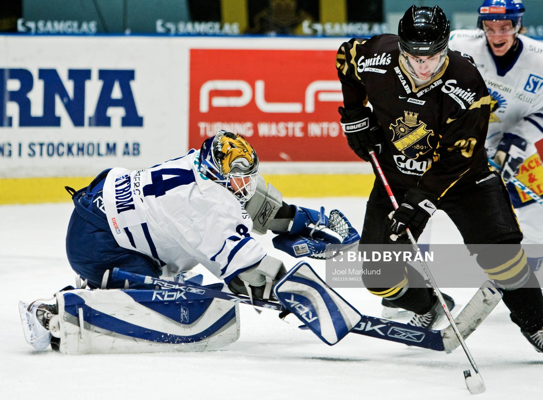 Daniel Bång, AIK, rundar Joakim Lundström, målvakt,
