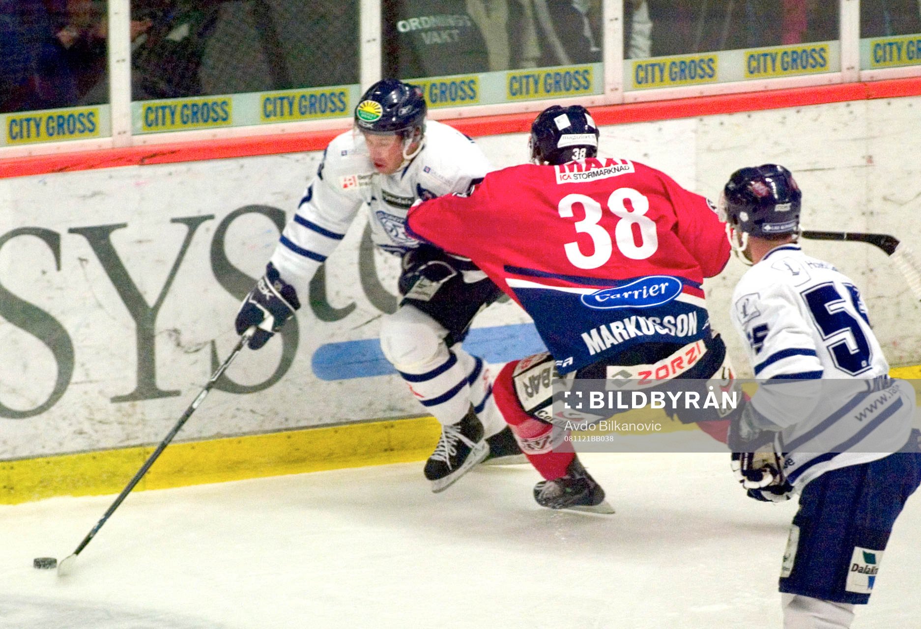 Johan Markusson, försöker stoppa Mikael Karlberg, Leksand