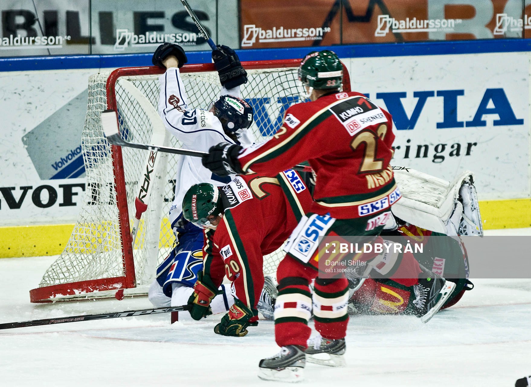 Andreas Jämtin kör över Ari Ahonen, målvakt, Frölunda