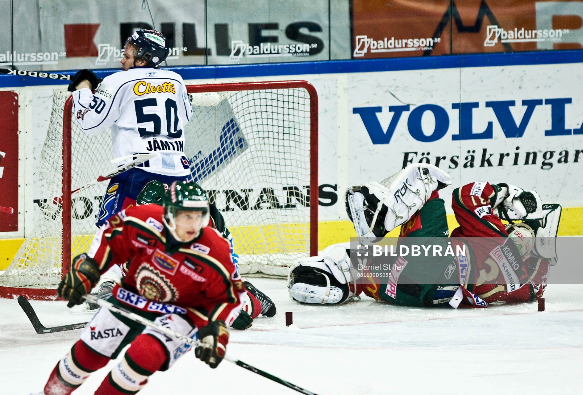 Andreas Jämtin kör över Ari Ahonen, målvakt, Frölunda