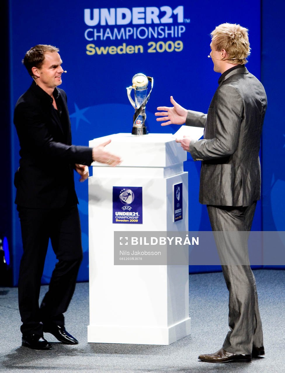 Frank de Boer överlämnar pokalen till Sverige och Magnus