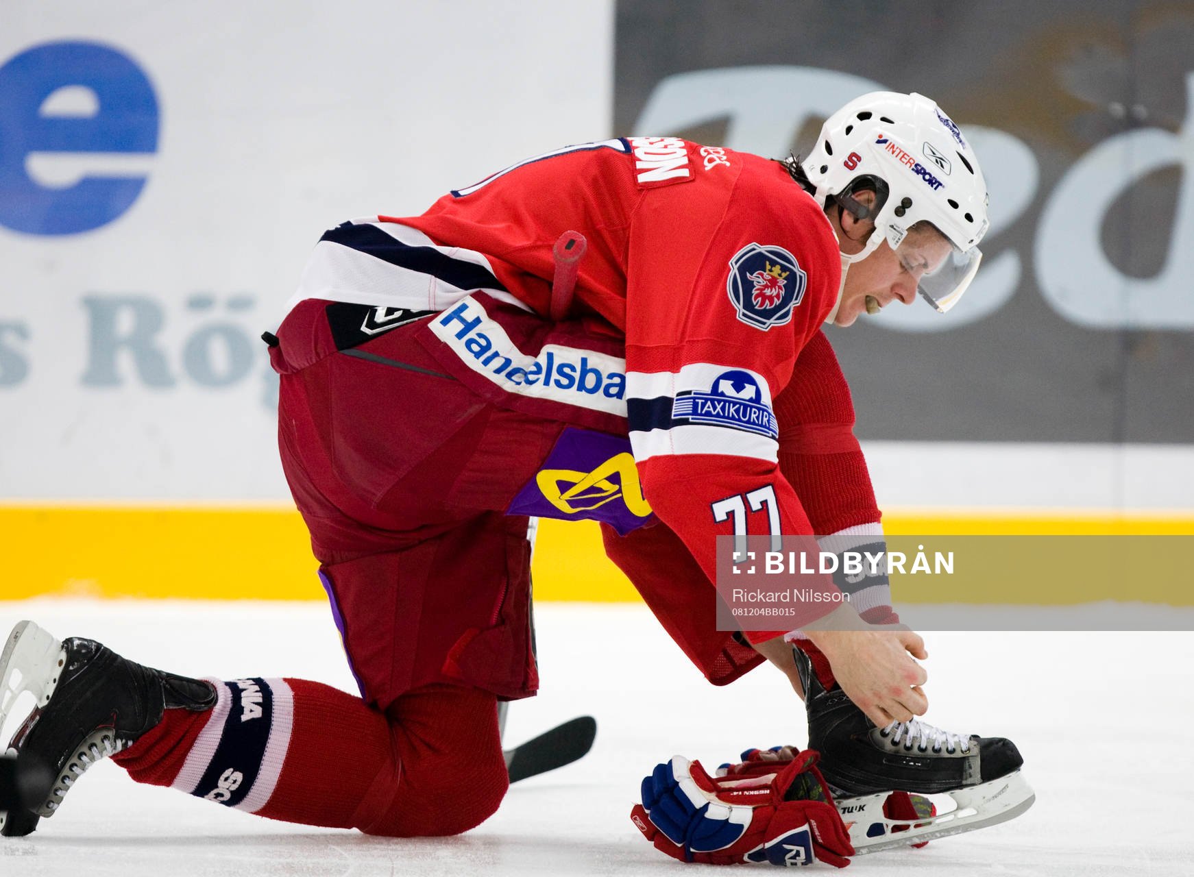 Stefan Petterson, Södertälje, knyter skridskosnörena