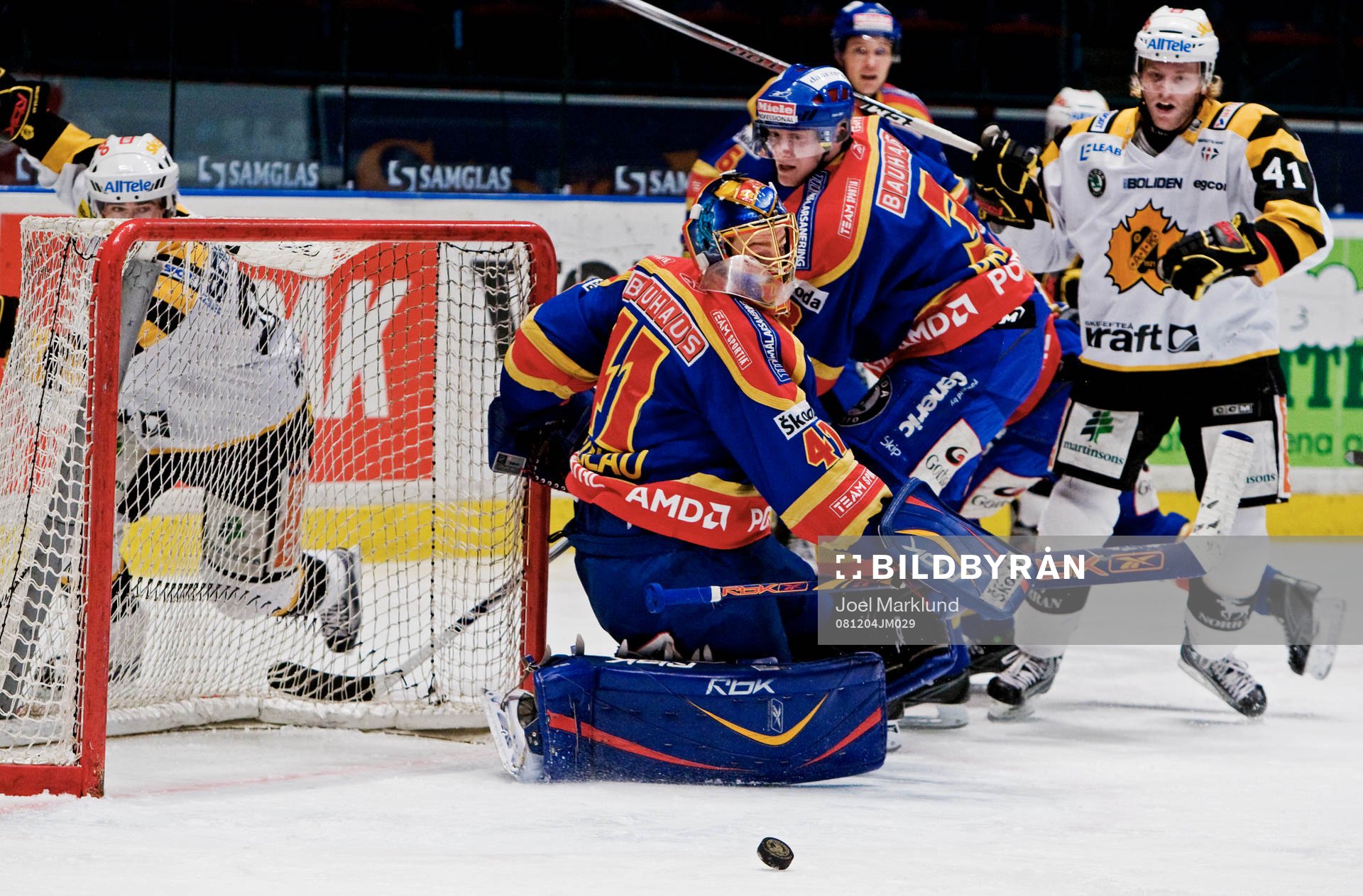 Pucken ligger fri framför Gustaf Wesslau, målvakt,