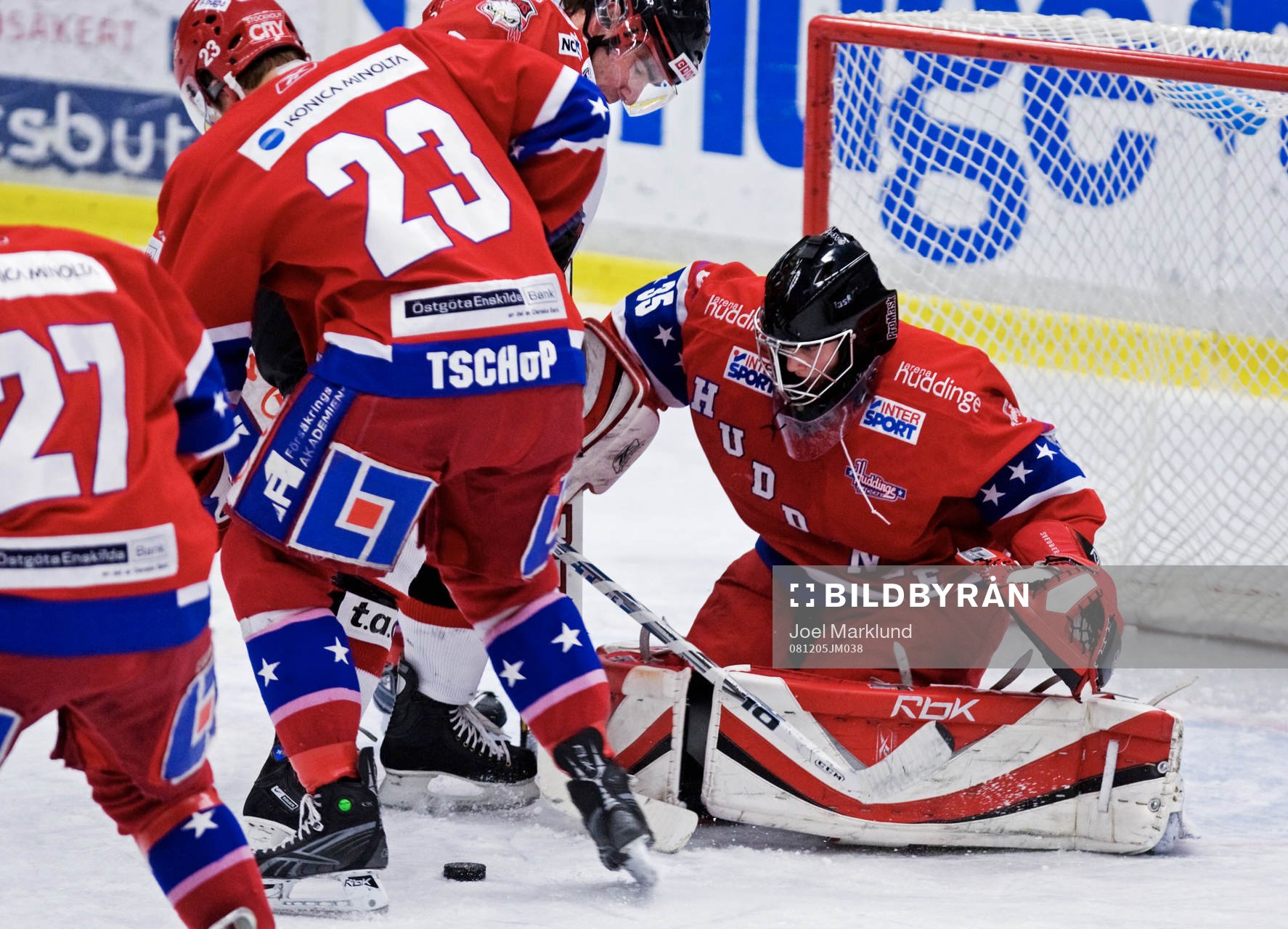 Oroligt framför Niklas Svedberg, målvakt, Huddinge