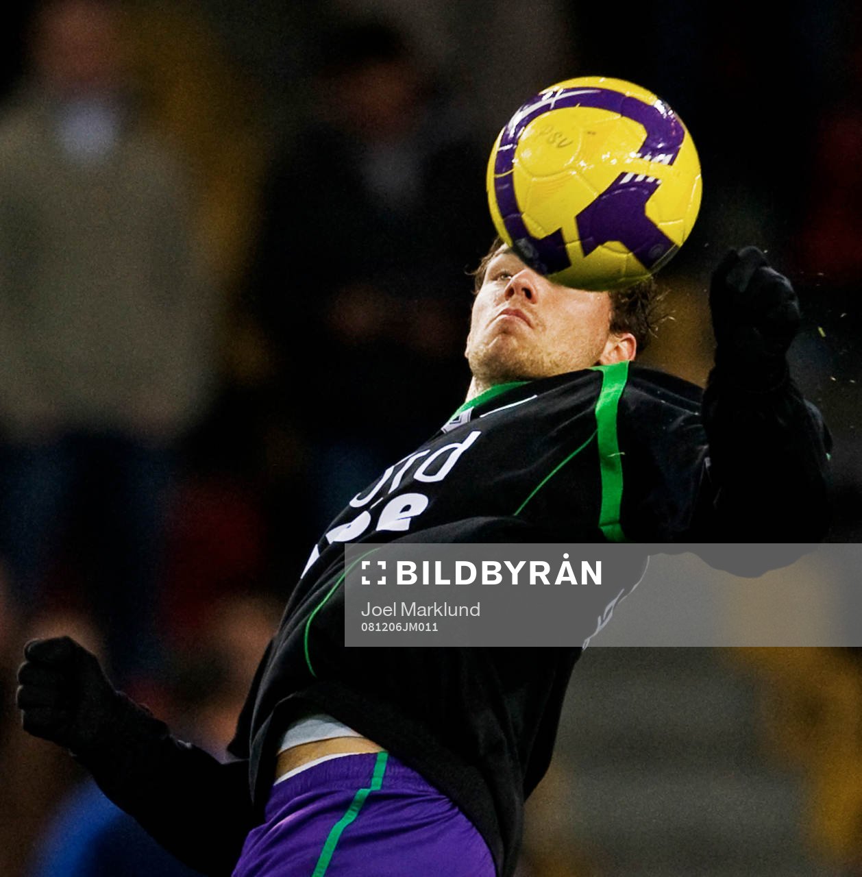 Marcus Berg, tar ner en boll