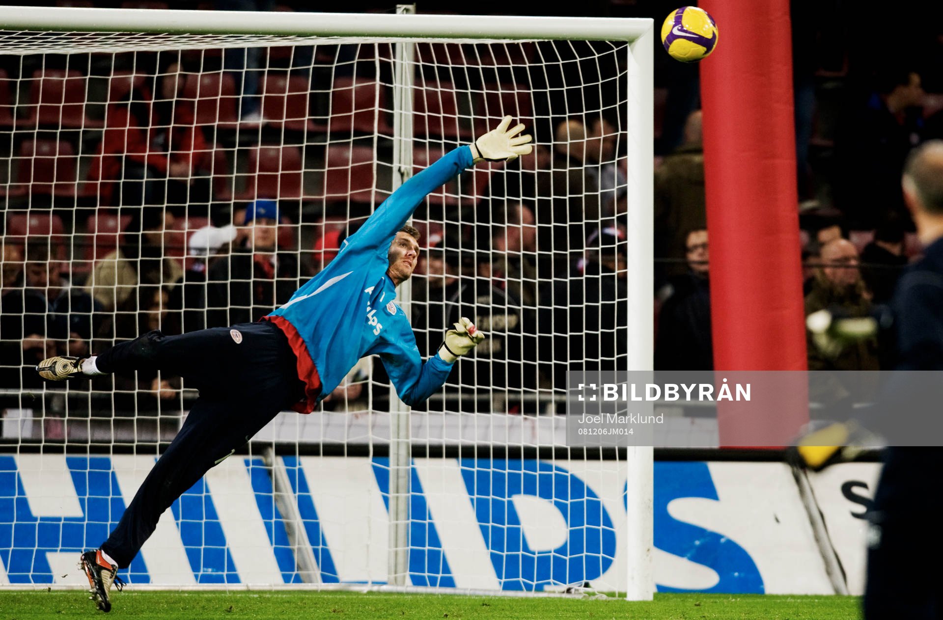Andreas Isaksson, målvakt, räddar ett skott